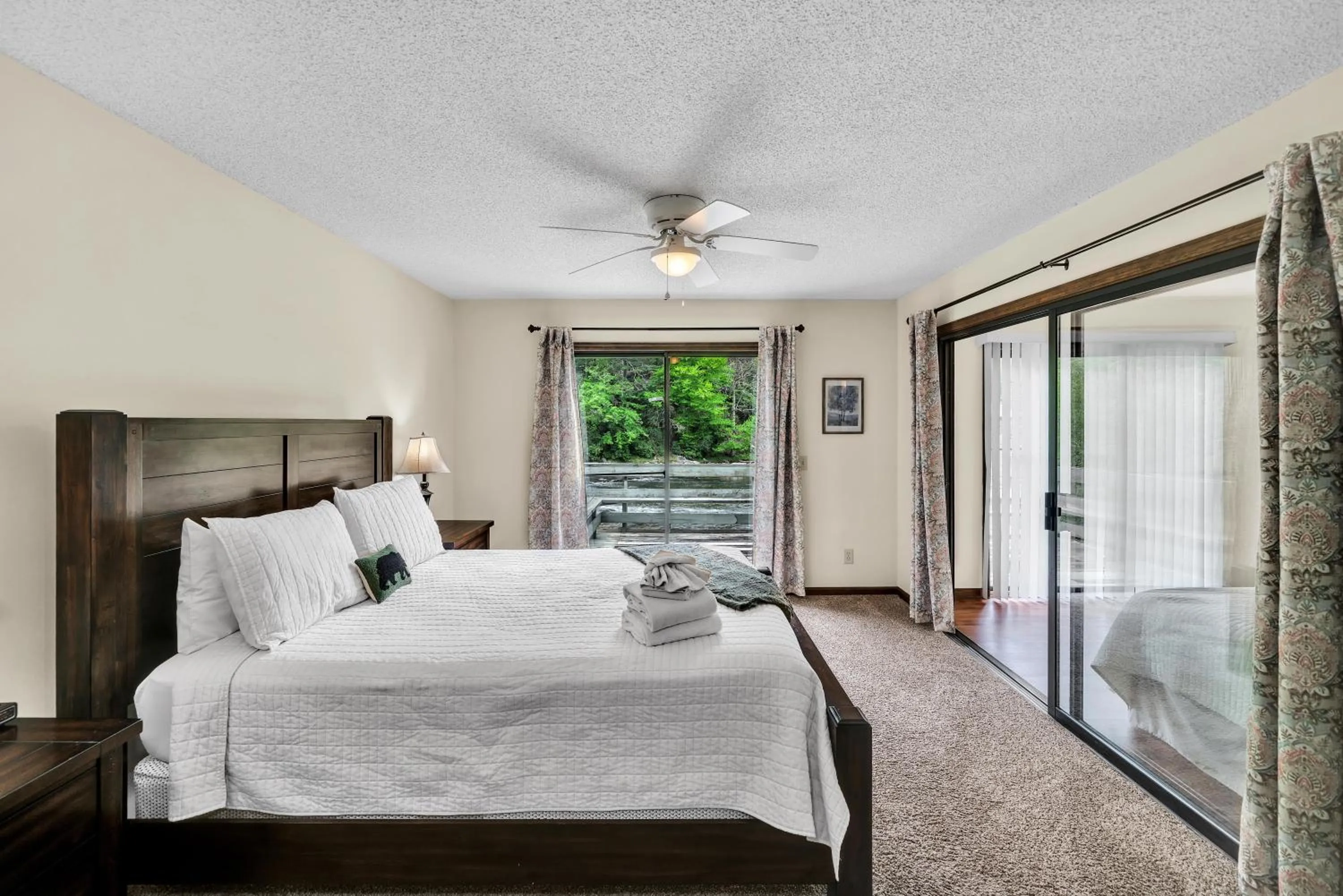 Bed in Coosawattee River Resort