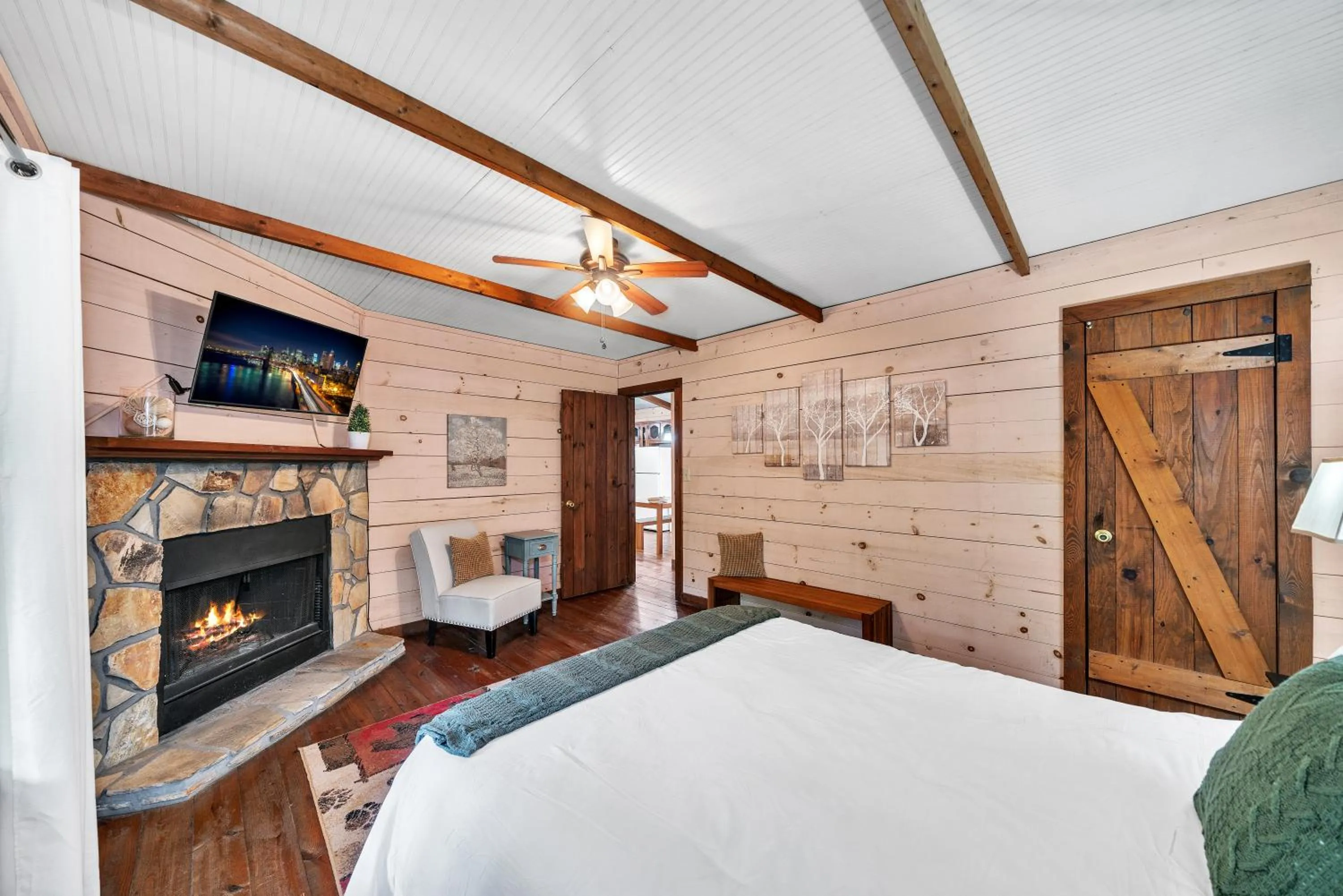 Bed in Coosawattee River Resort