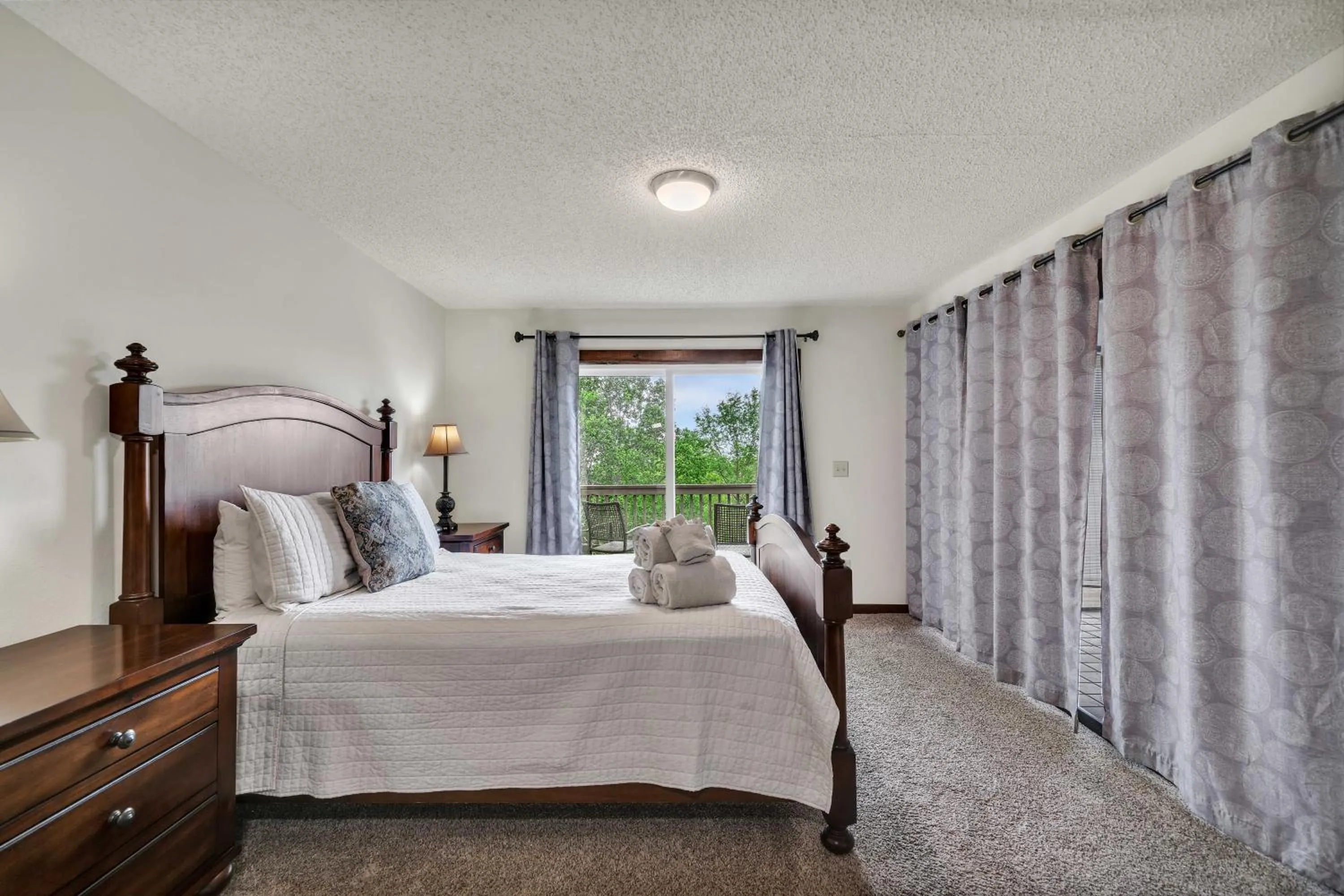 Bed in Coosawattee River Resort