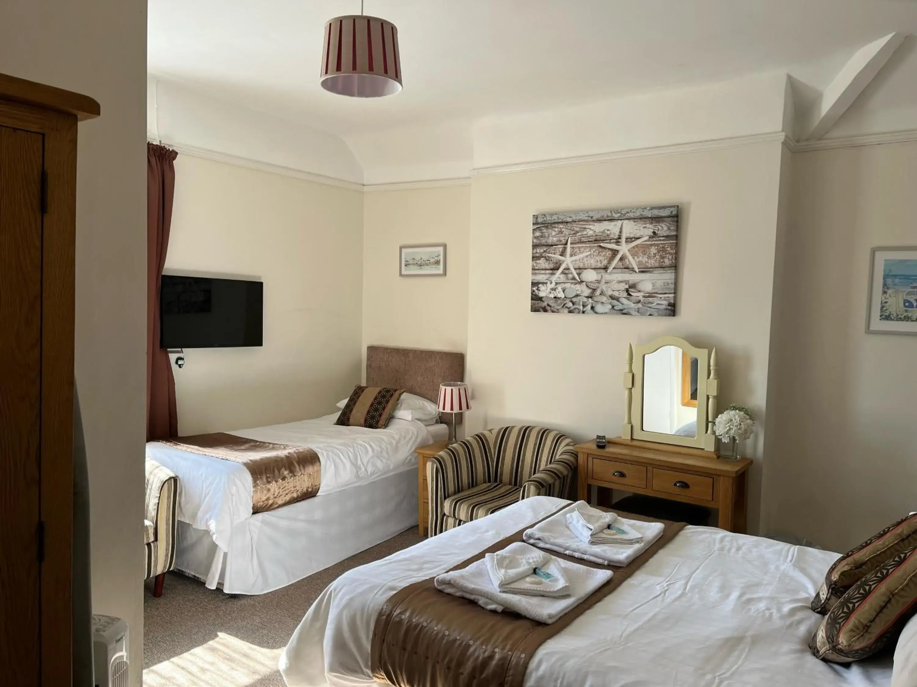 Triple Room in Cairn House Triple Room in Cairn House