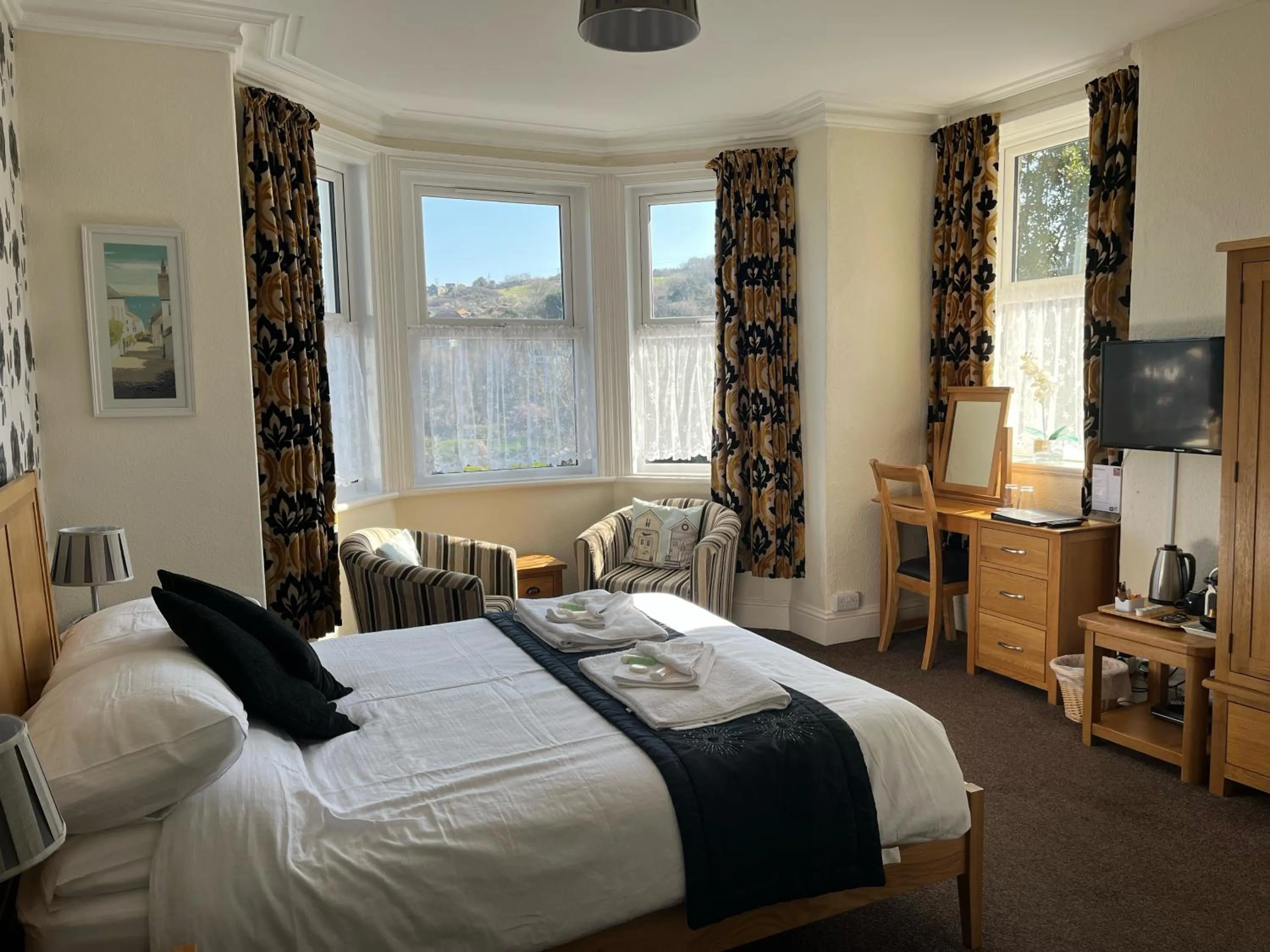 Photo of the whole room, Bed in Cairn House