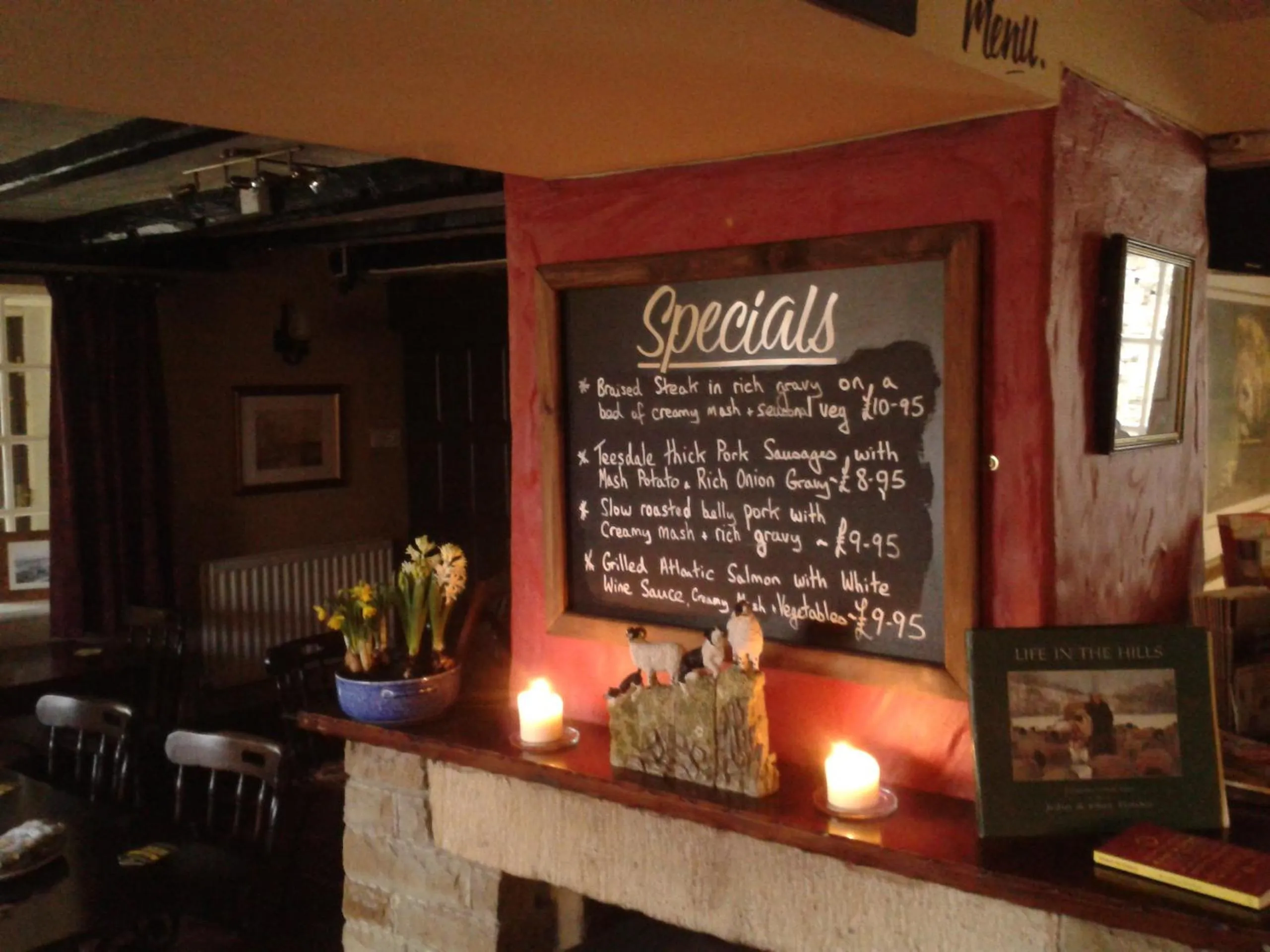 Food and drinks in Old Coach House At The Golden Lion