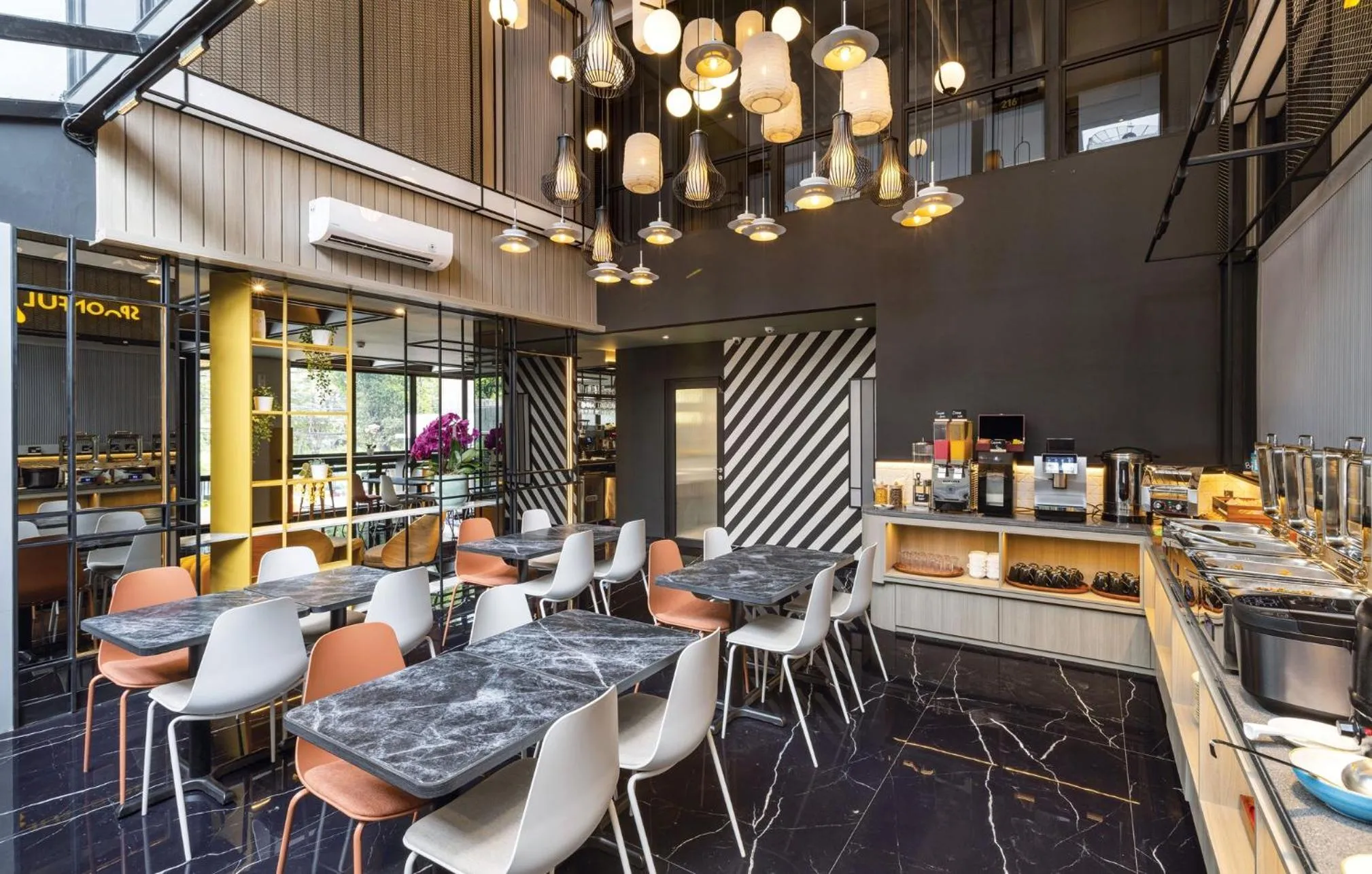 Restaurant/places to eat in ROOMS INC Sudirman Jakarta