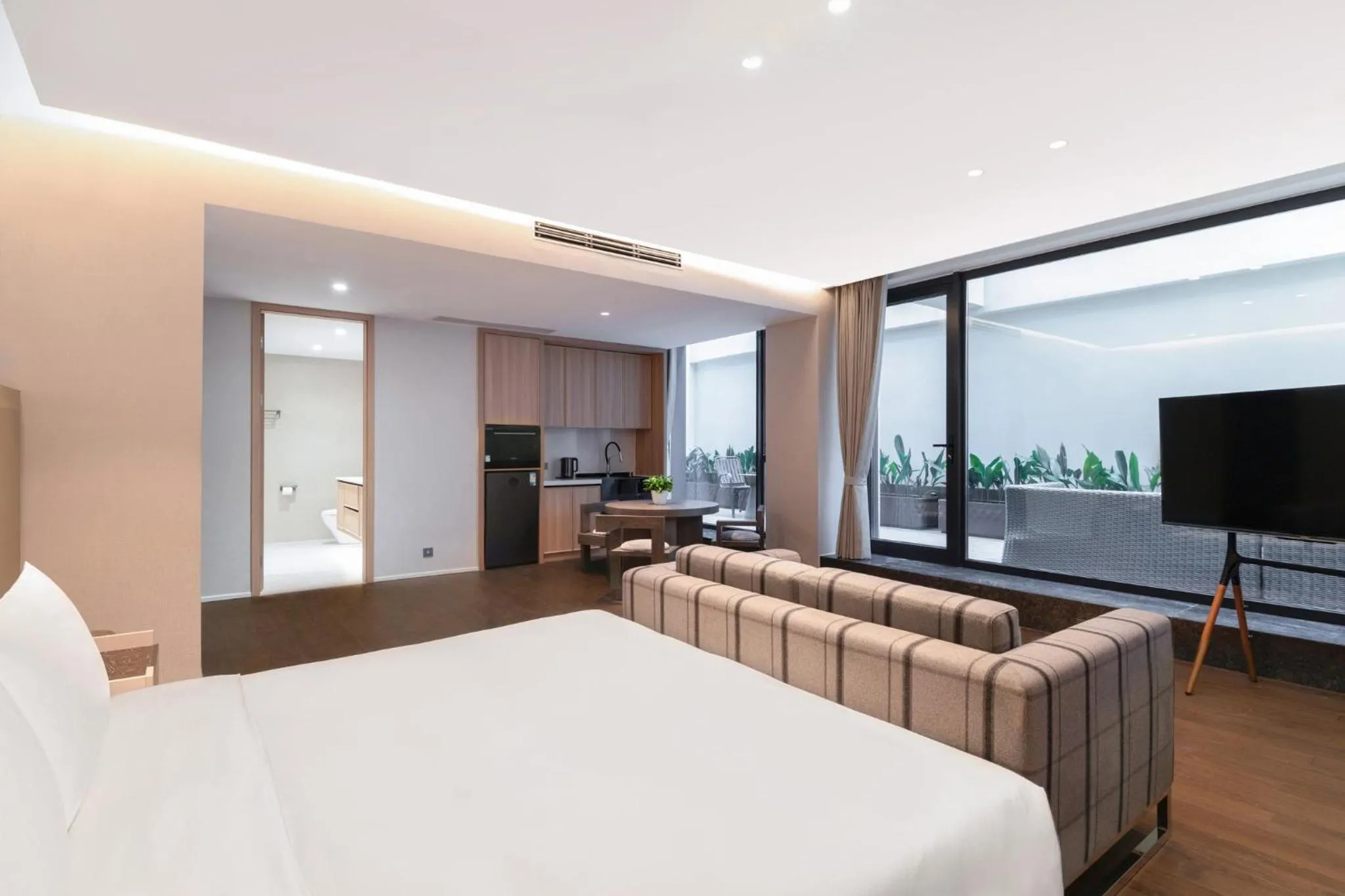 Photo of the whole room, Bed in InterContinental Hotels Shanghai Jing'An Ser Apt.by IHG