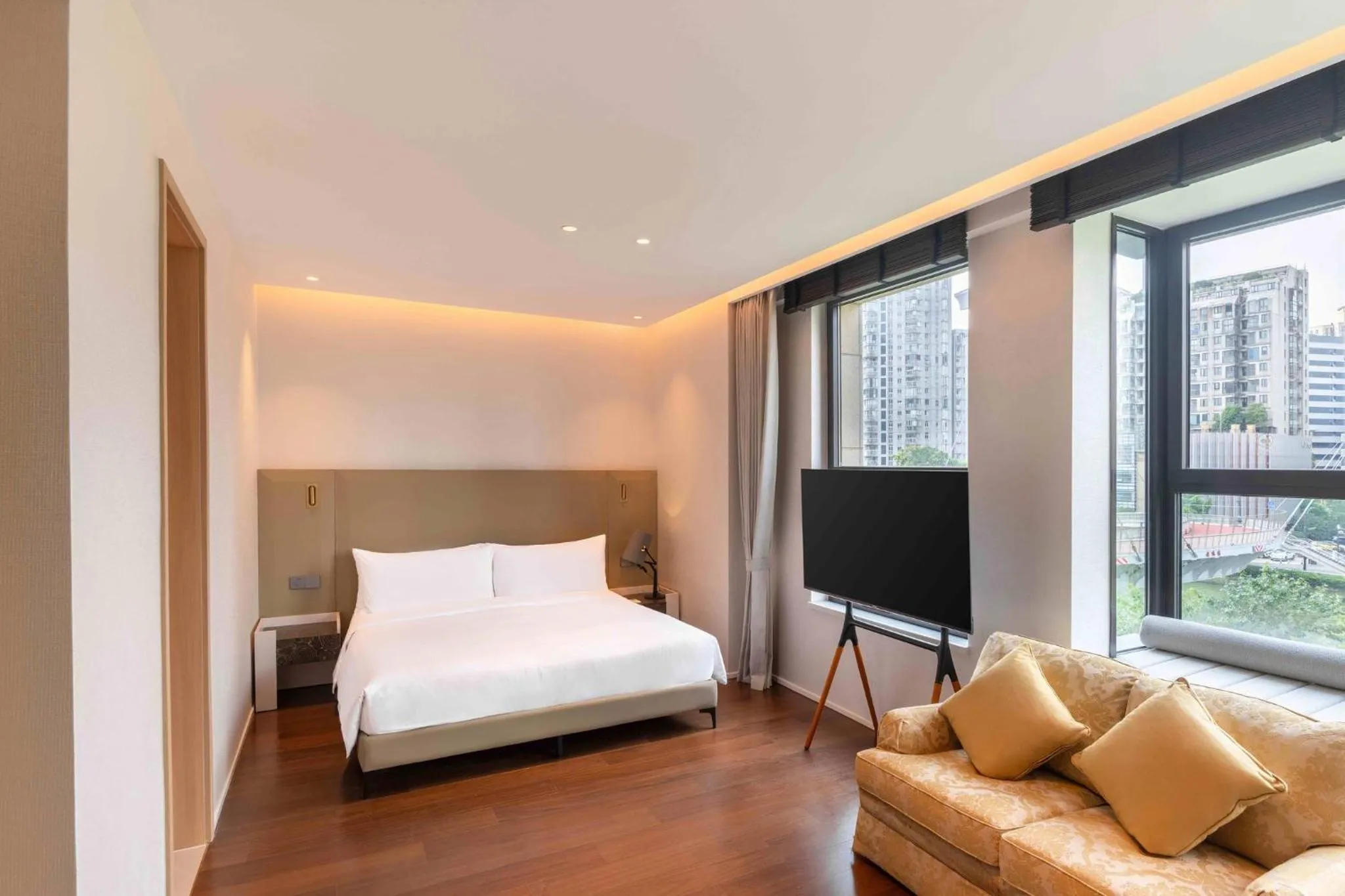 Photo of the whole room, Bed in InterContinental Hotels Shanghai Jing'An Ser Apt.by IHG