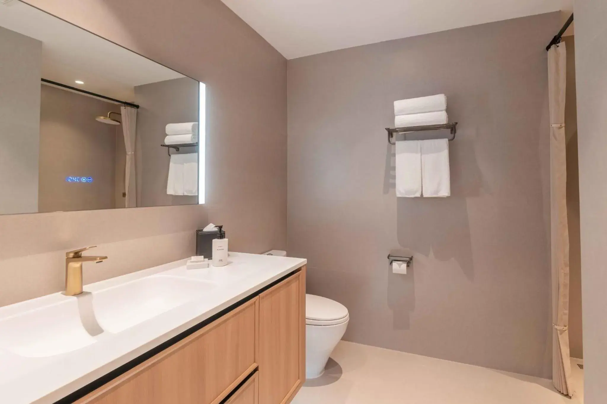 Premium King Room with Dining Kitchen and Terrace Access in InterContinental Hotels Shanghai Jing'An Ser Apt.by IHG Premium King Room with Dining Kitchen and Terrace Access in InterContinental Hotels Shanghai Jing'An Ser Apt.by IHG