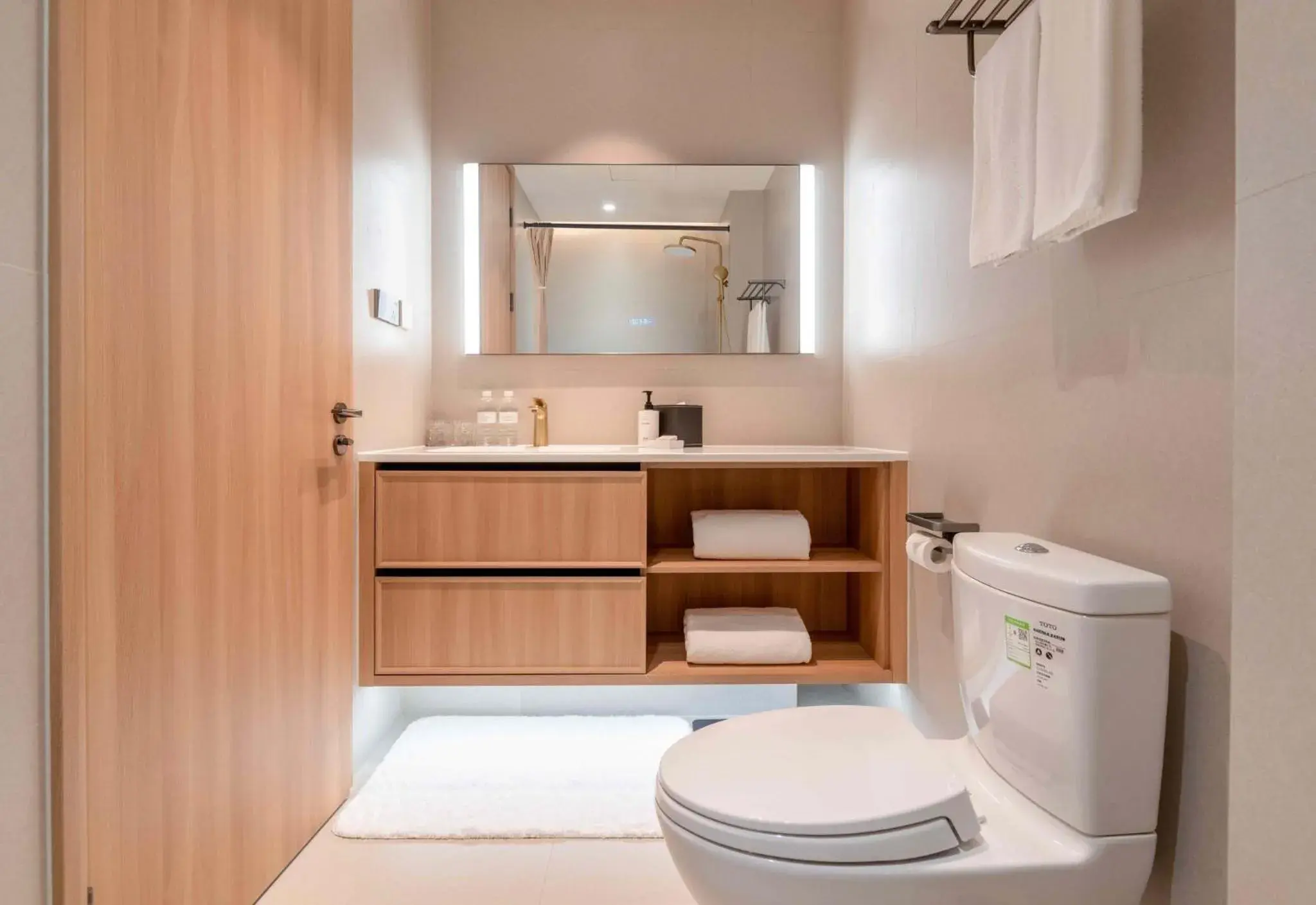 Classic King Room with Kitchenette and Suzhou Creek View in InterContinental Hotels Shanghai Jing'An Ser Apt.by IHG Classic King Room with Kitchenette and Suzhou Creek View in InterContinental Hotels Shanghai Jing'An Ser Apt.by IHG