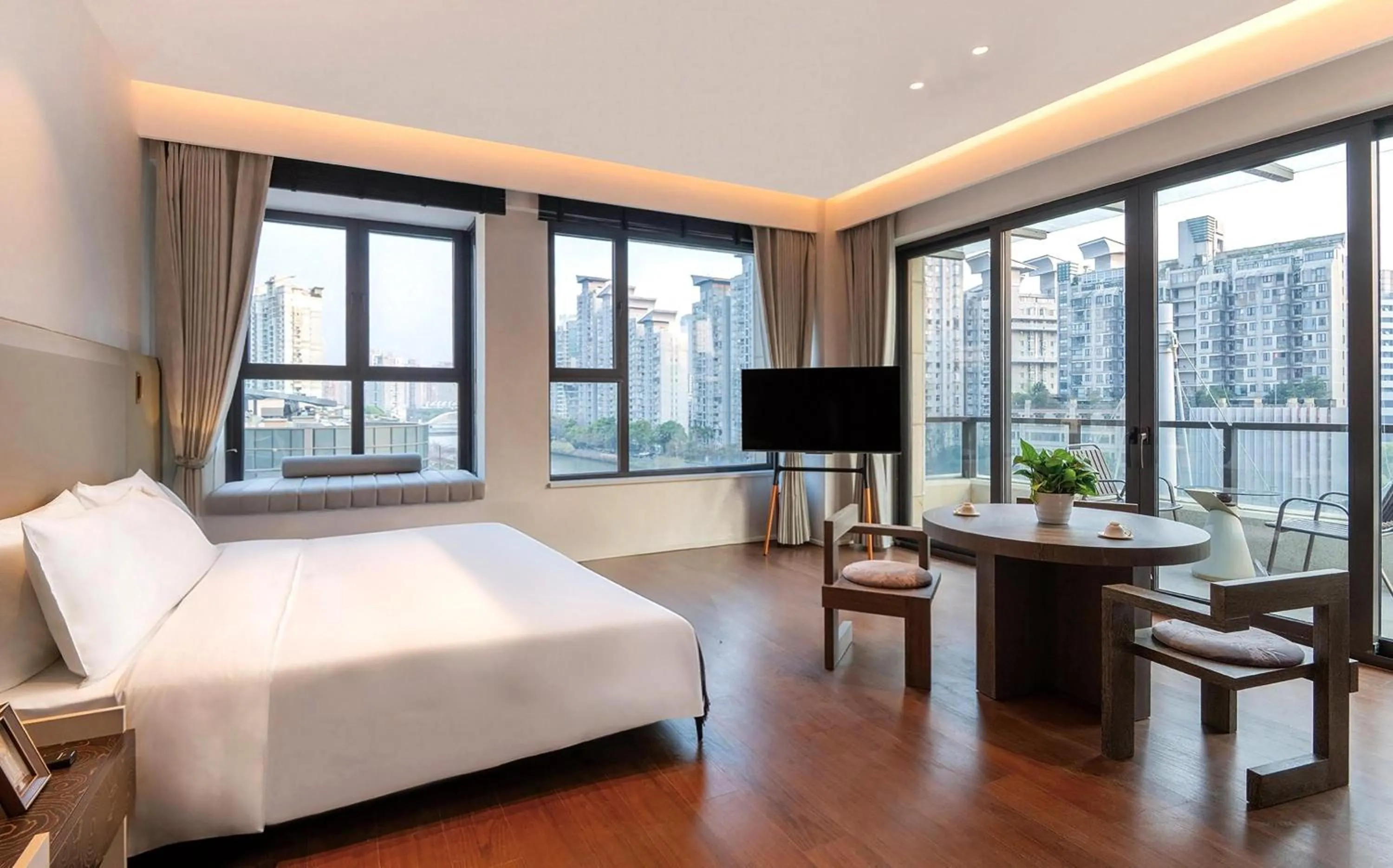 Photo of the whole room, Bed in InterContinental Hotels Shanghai Jing'An Ser Apt.by IHG