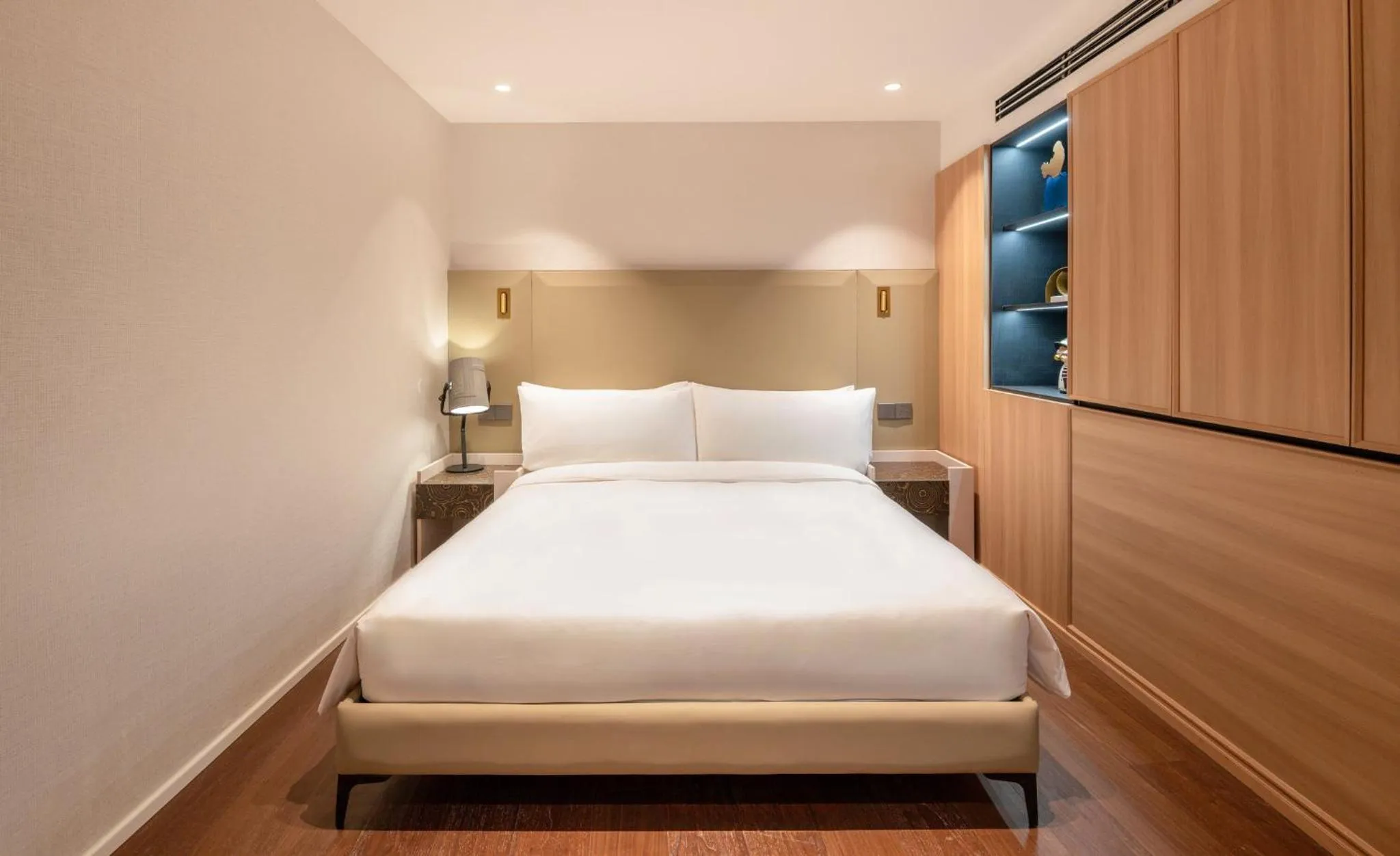 Photo of the whole room, Bed in InterContinental Hotels Shanghai Jing'An Ser Apt.by IHG