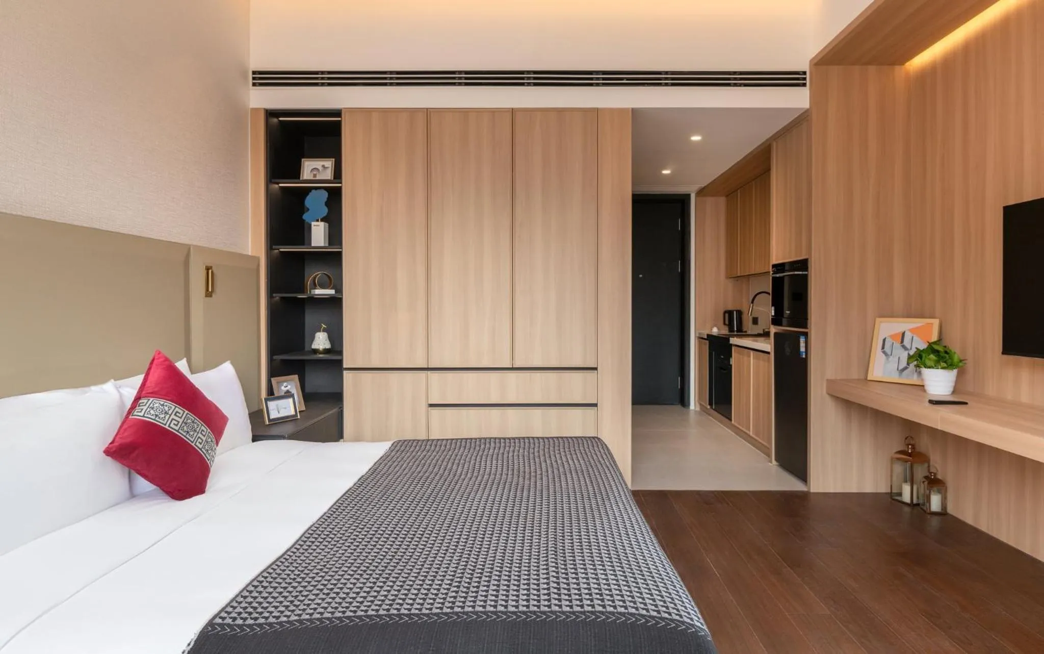 Photo of the whole room, Bed in InterContinental Hotels Shanghai Jing'An Ser Apt.by IHG