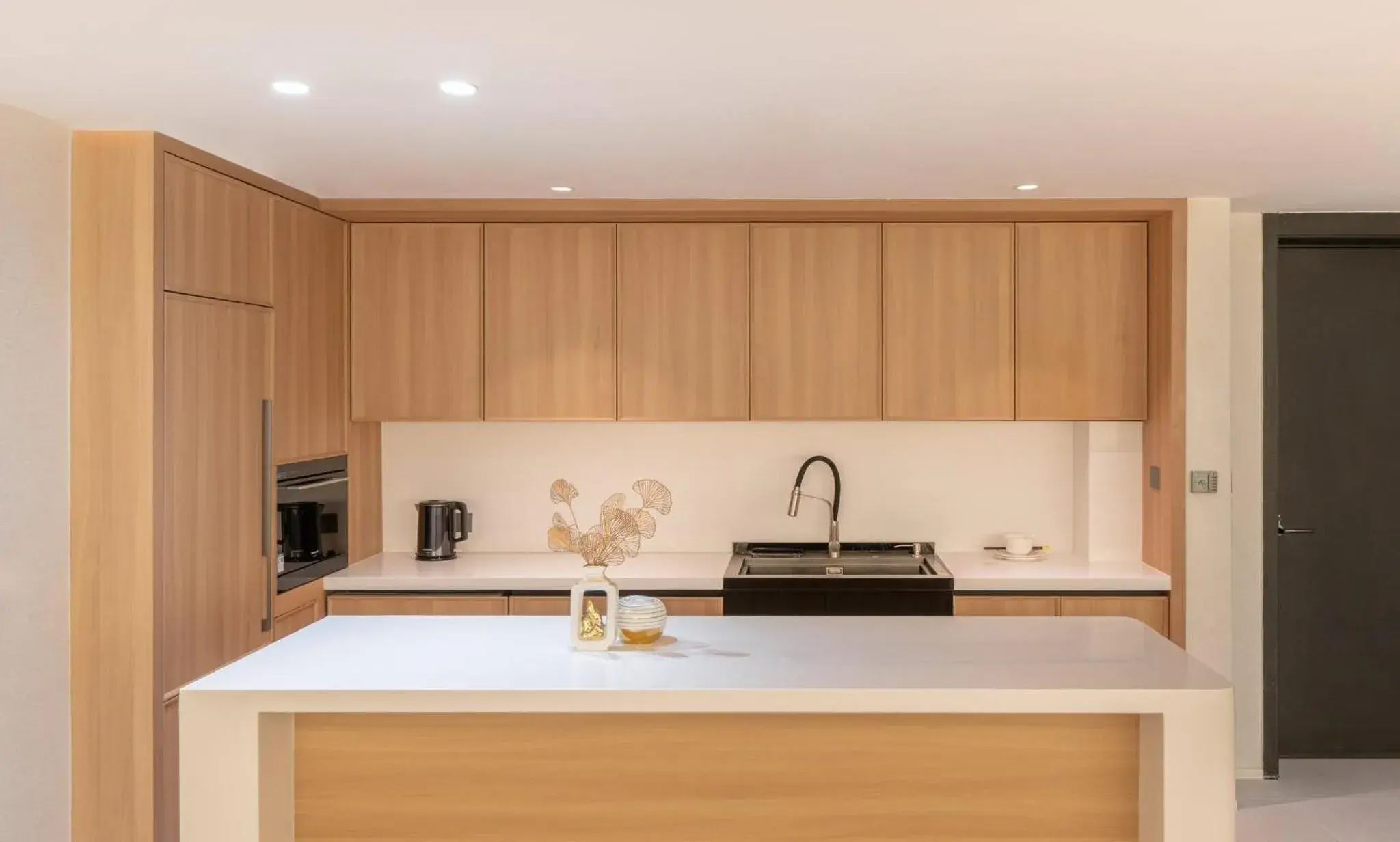 Junior King Suite with Dining Kitchen and Suzhou Creek View in InterContinental Hotels Shanghai Jing'An Ser Apt.by IHG Junior King Suite with Dining Kitchen and Suzhou Creek View in InterContinental Hotels Shanghai Jing'An Ser Apt.by IHG