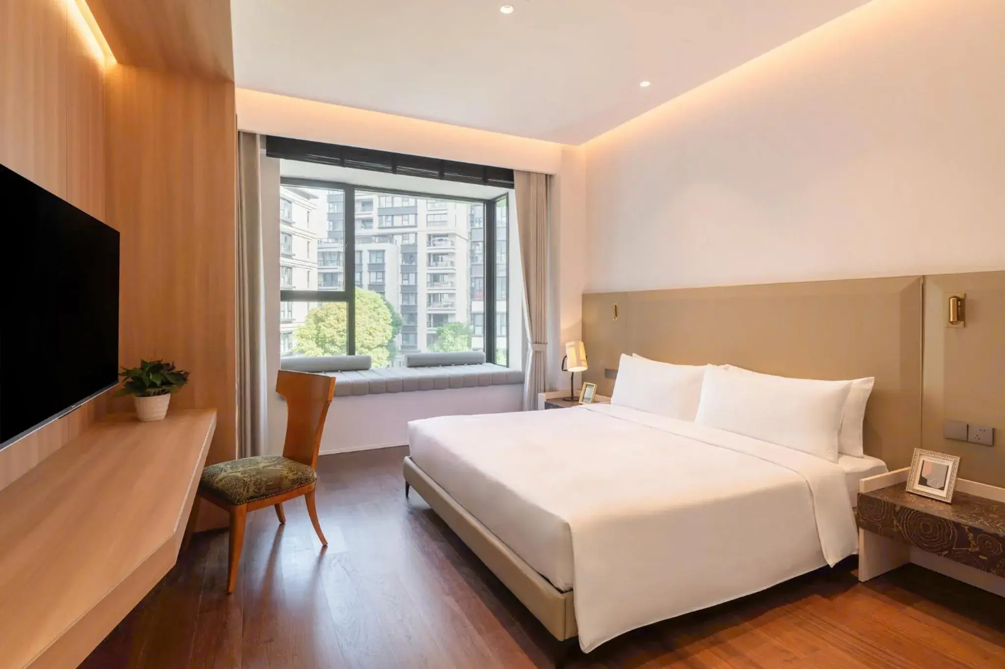 Classic King Room with Kitchenette and Balcony in InterContinental Hotels Shanghai Jing'An Ser Apt.by IHG Classic King Room with Kitchenette and Balcony in InterContinental Hotels Shanghai Jing'An Ser Apt.by IHG