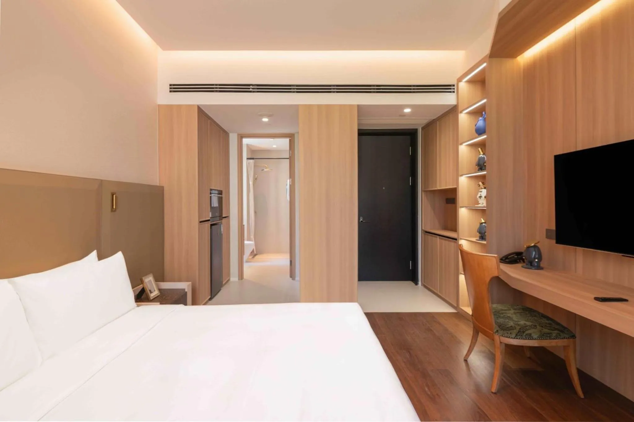 Photo of the whole room, Bed in InterContinental Hotels Shanghai Jing'An Ser Apt.by IHG