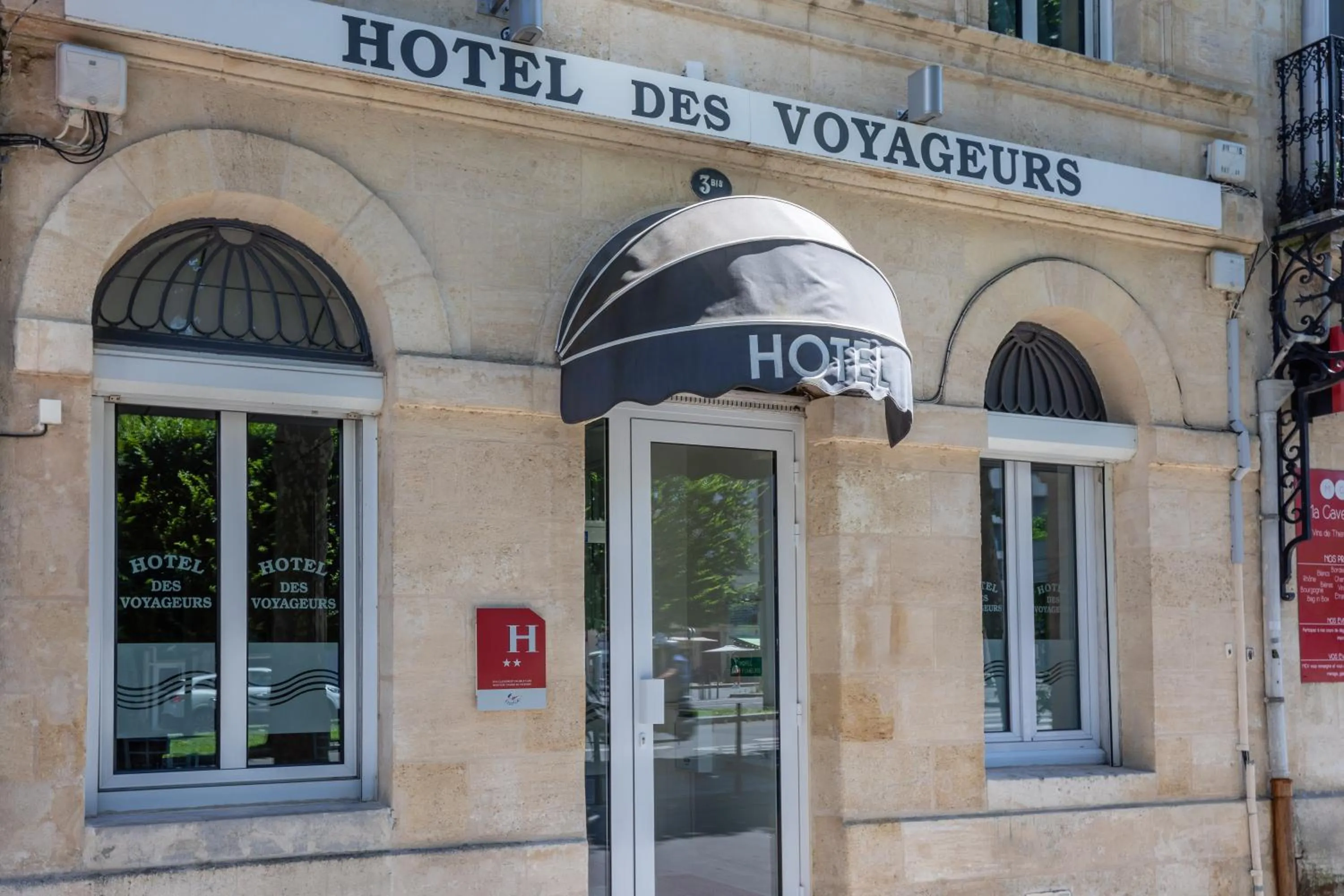 Facade/entrance in Hôtel des Voyageurs Centre Bastide