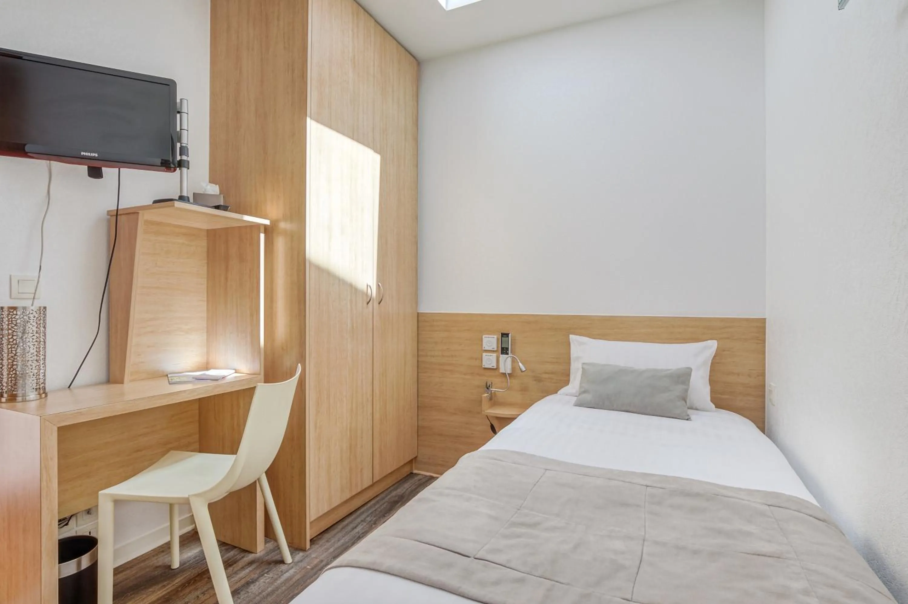 Bed in Hôtel des Voyageurs Centre Bastide