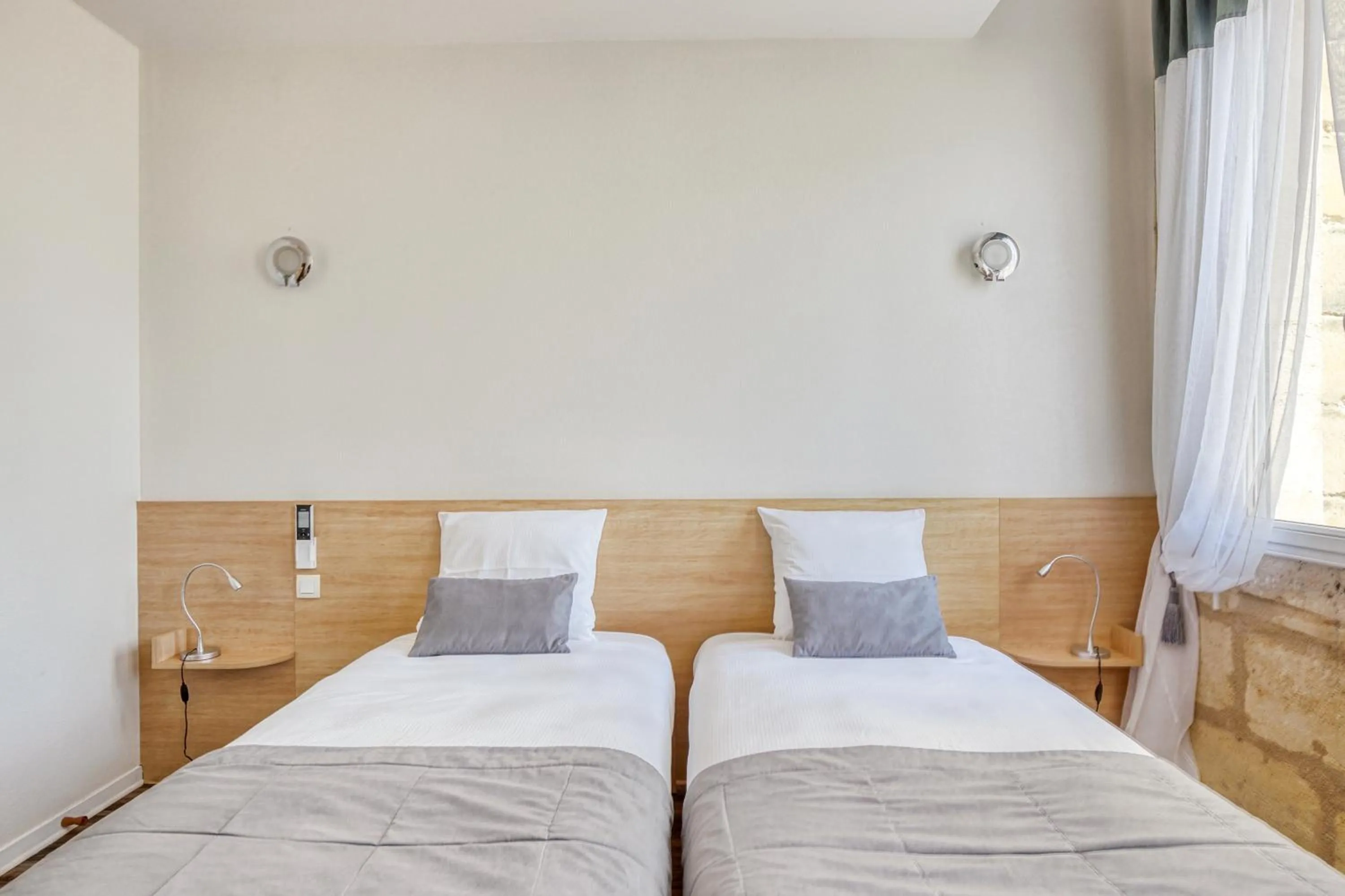 Bed in Hôtel des Voyageurs Centre Bastide