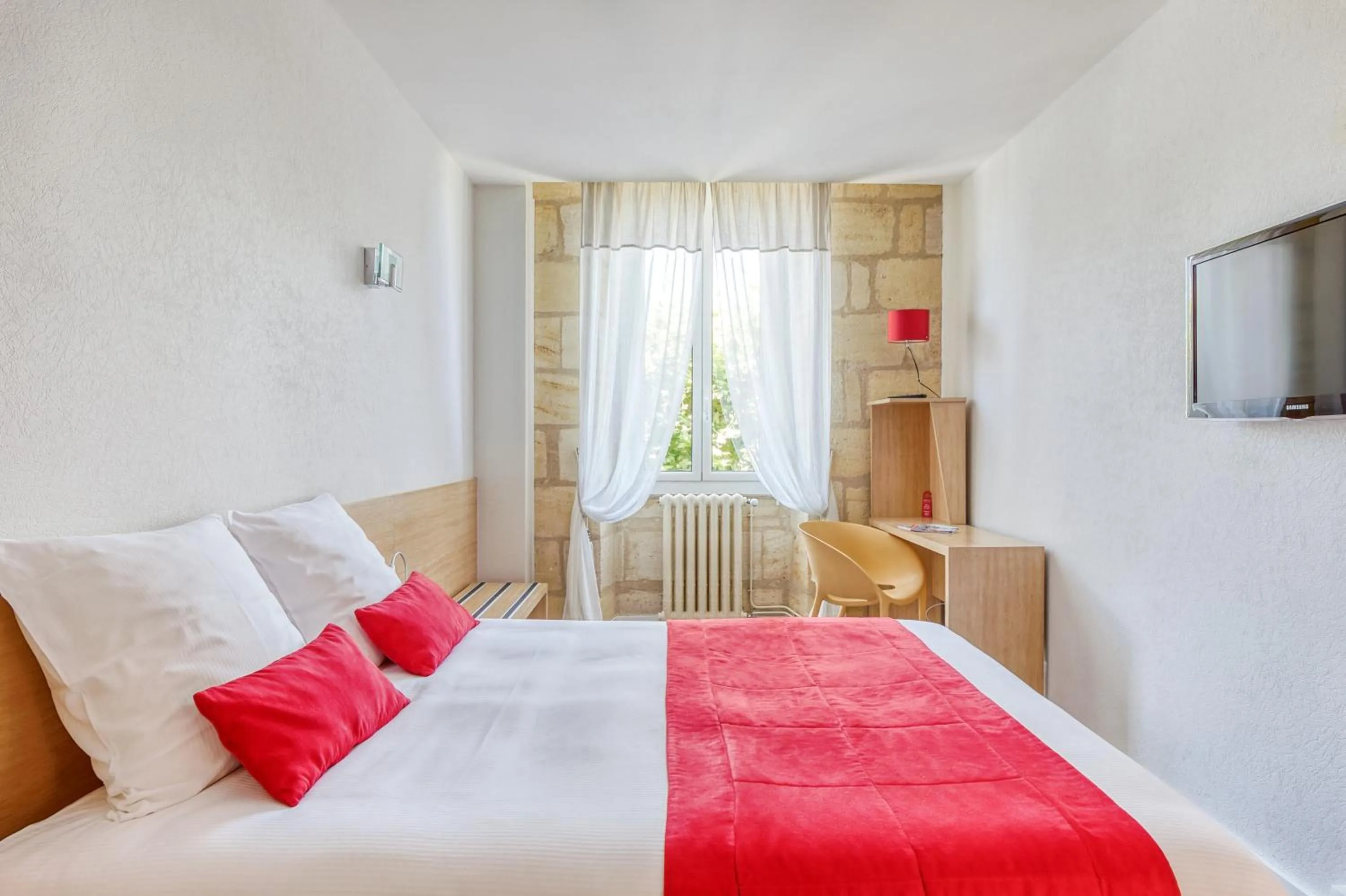 Bed in Hôtel des Voyageurs Centre Bastide