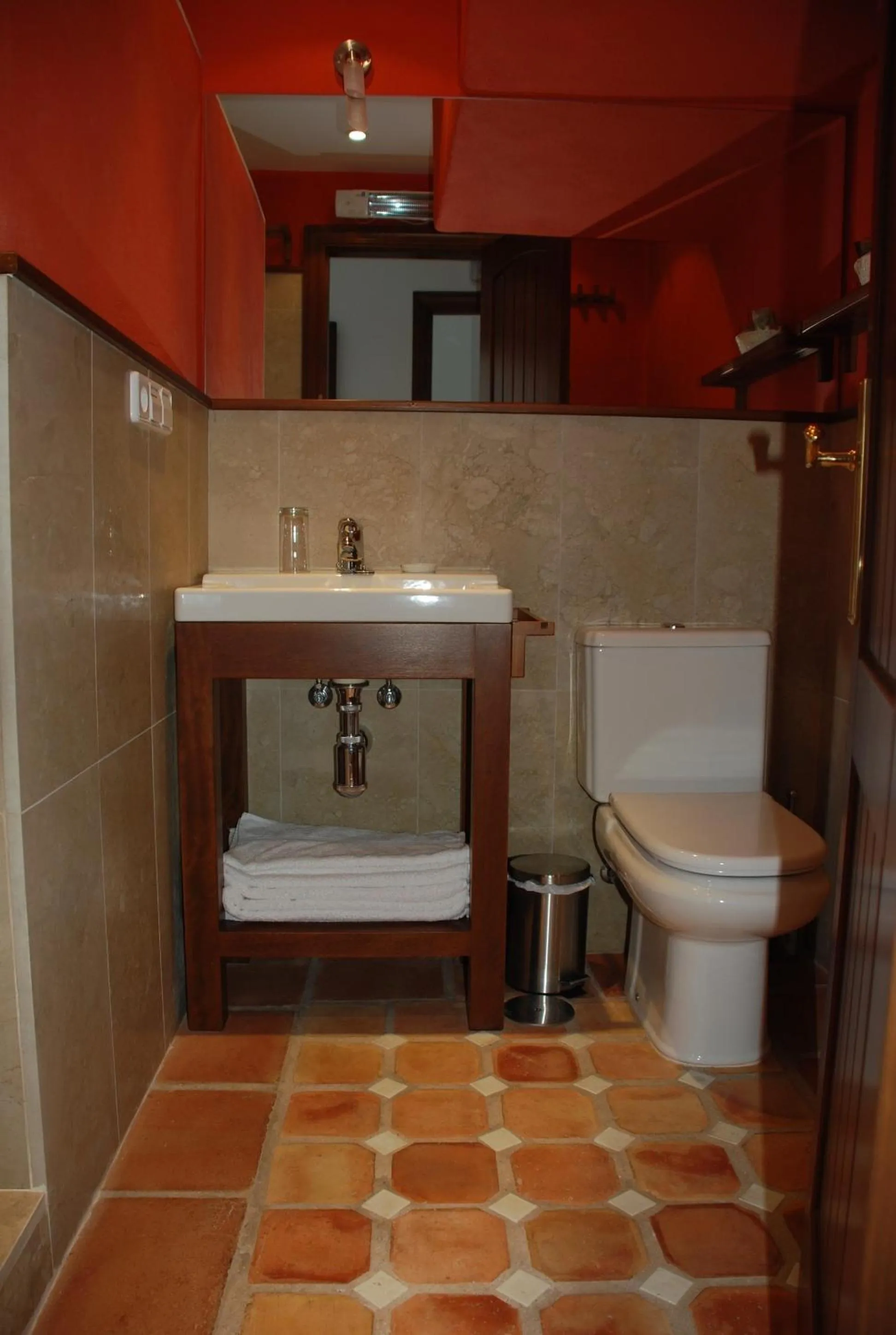 Toilet, Bathroom in La Casa de la Iglesia
