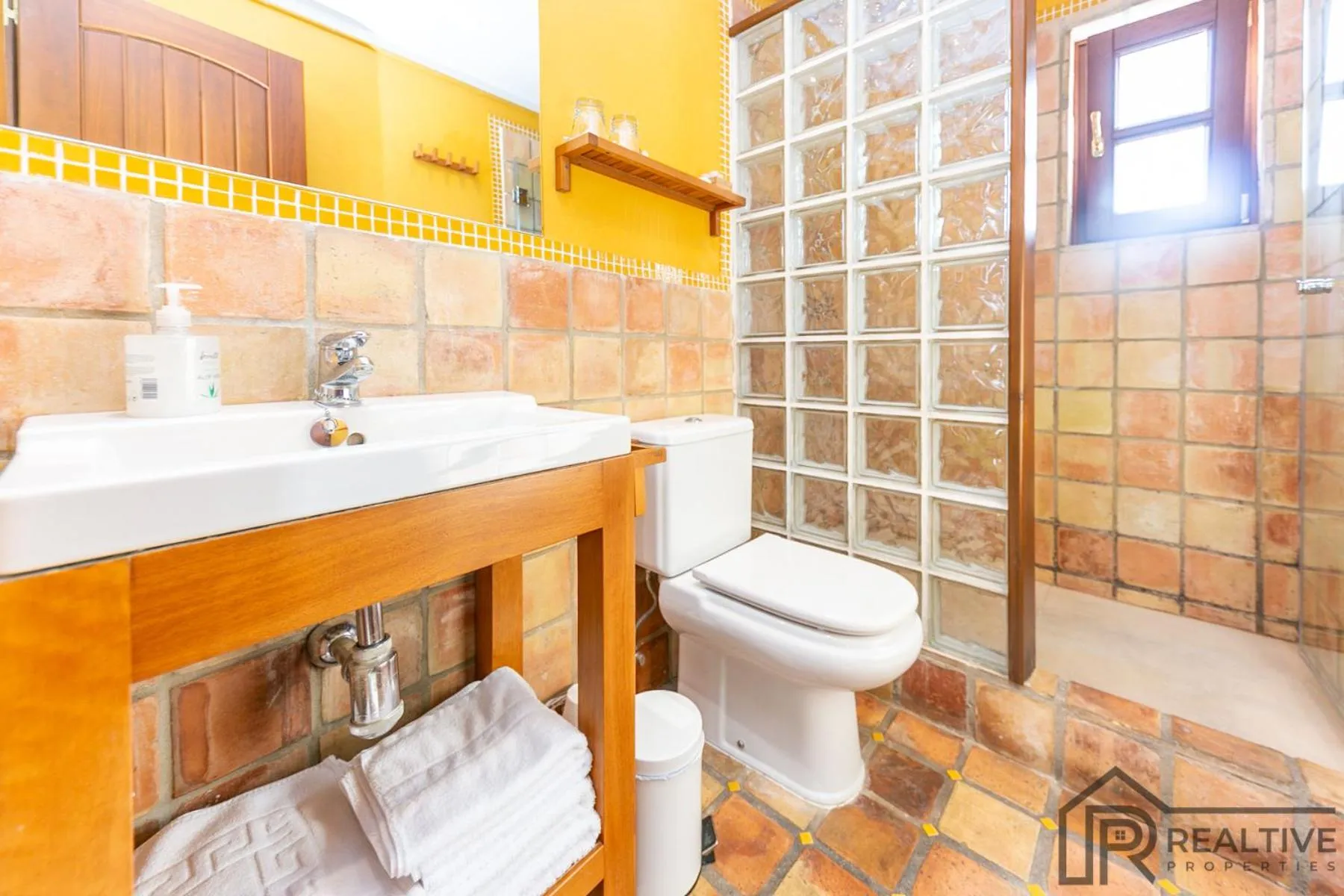 Shower in La Casa de la Iglesia