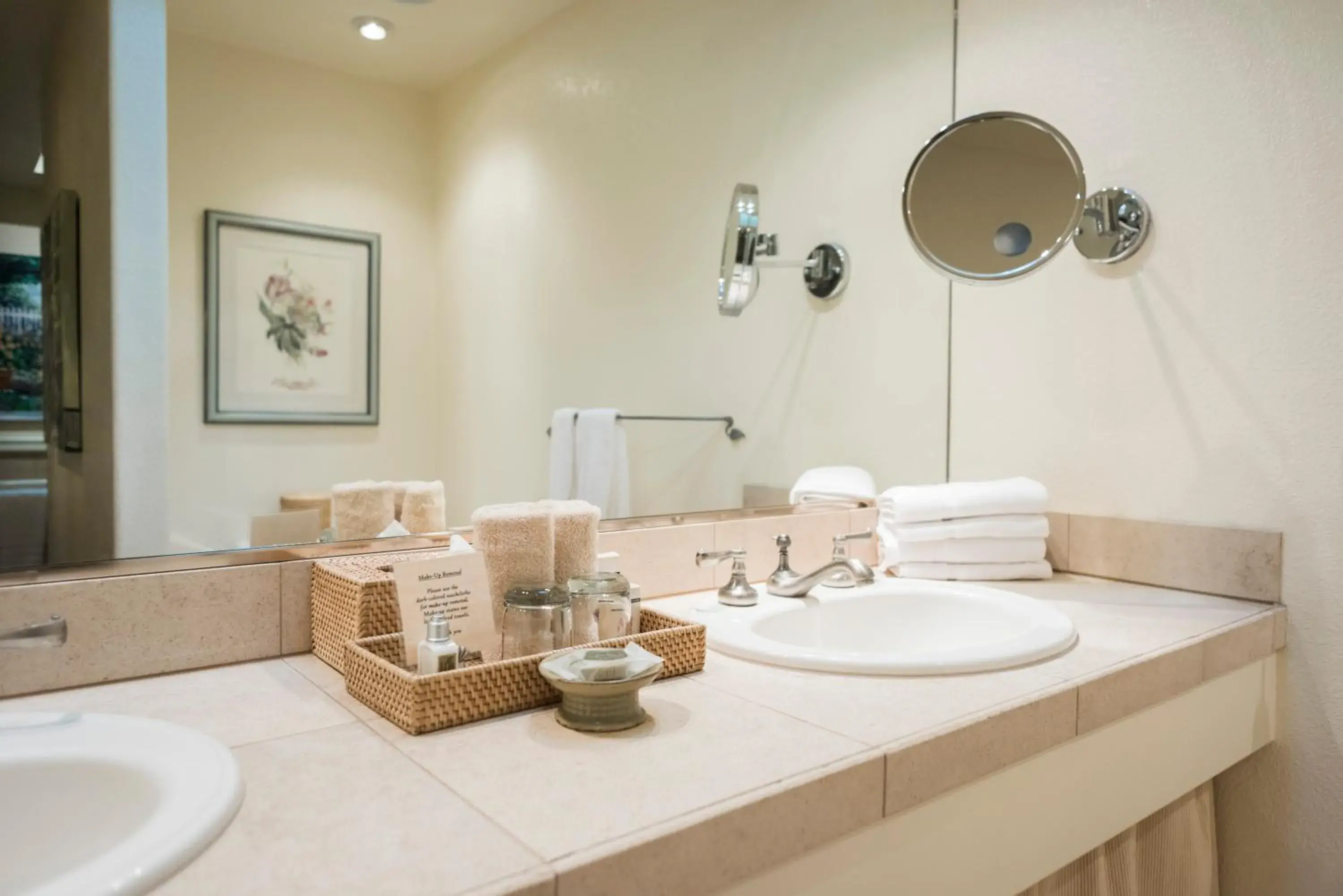 Luxury Cottage King in Cottage Grove Inn Luxury Cottage King in Cottage Grove Inn