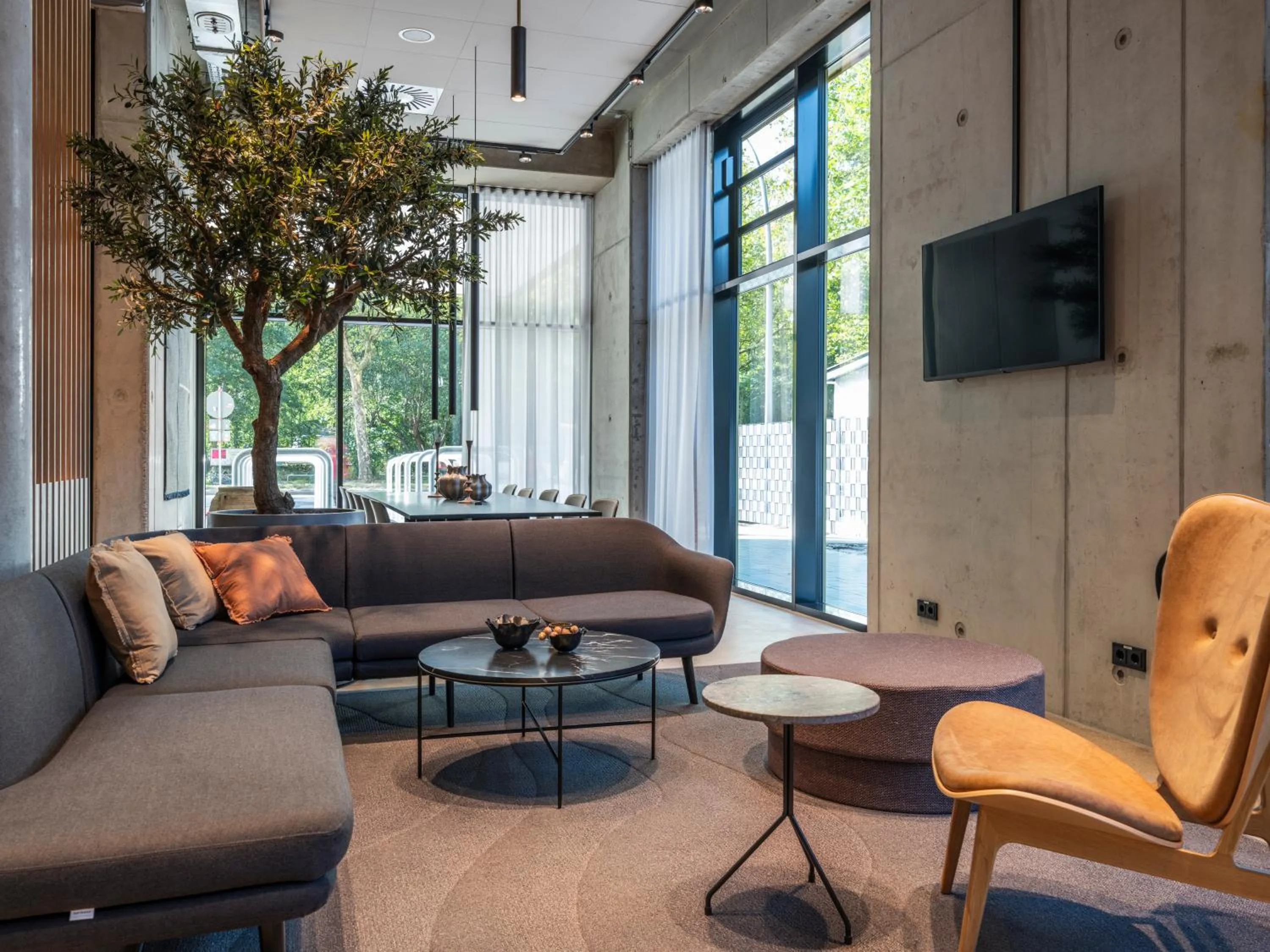 Communal lounge/ TV room in Zleep Hotel Hamburg Volkspark