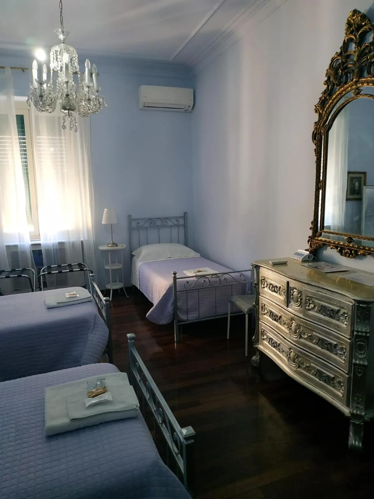 Bedroom, Bed in Around The Corner Colosseo B&B