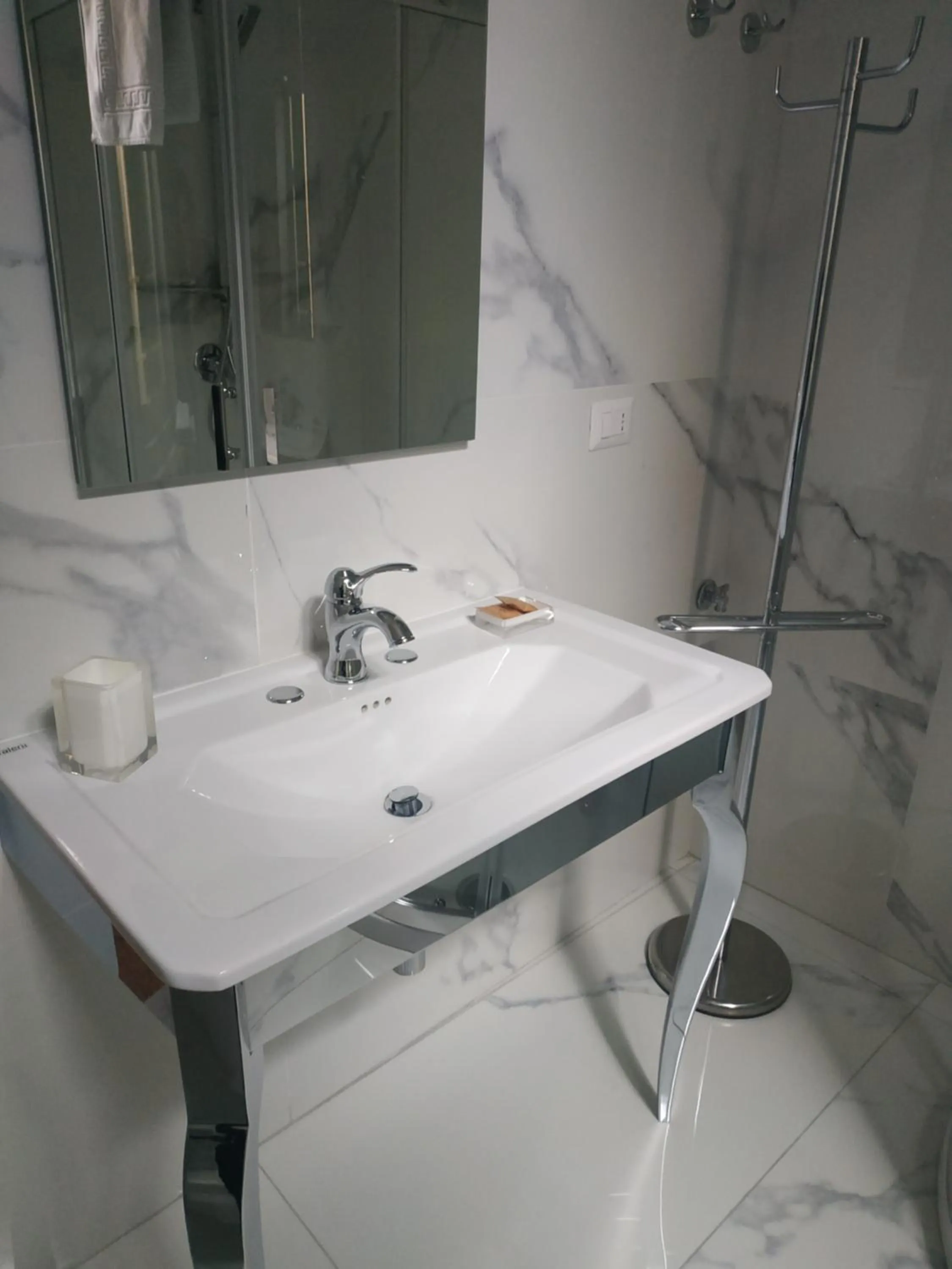 Bathroom in Around The Corner Colosseo B&B