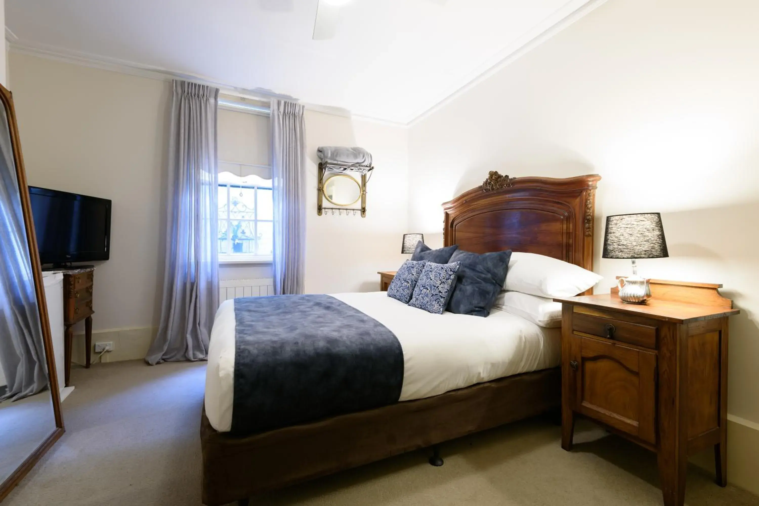 Deluxe Queen Room in Albert Hotel Daylesford Deluxe Queen Room in Albert Hotel Daylesford