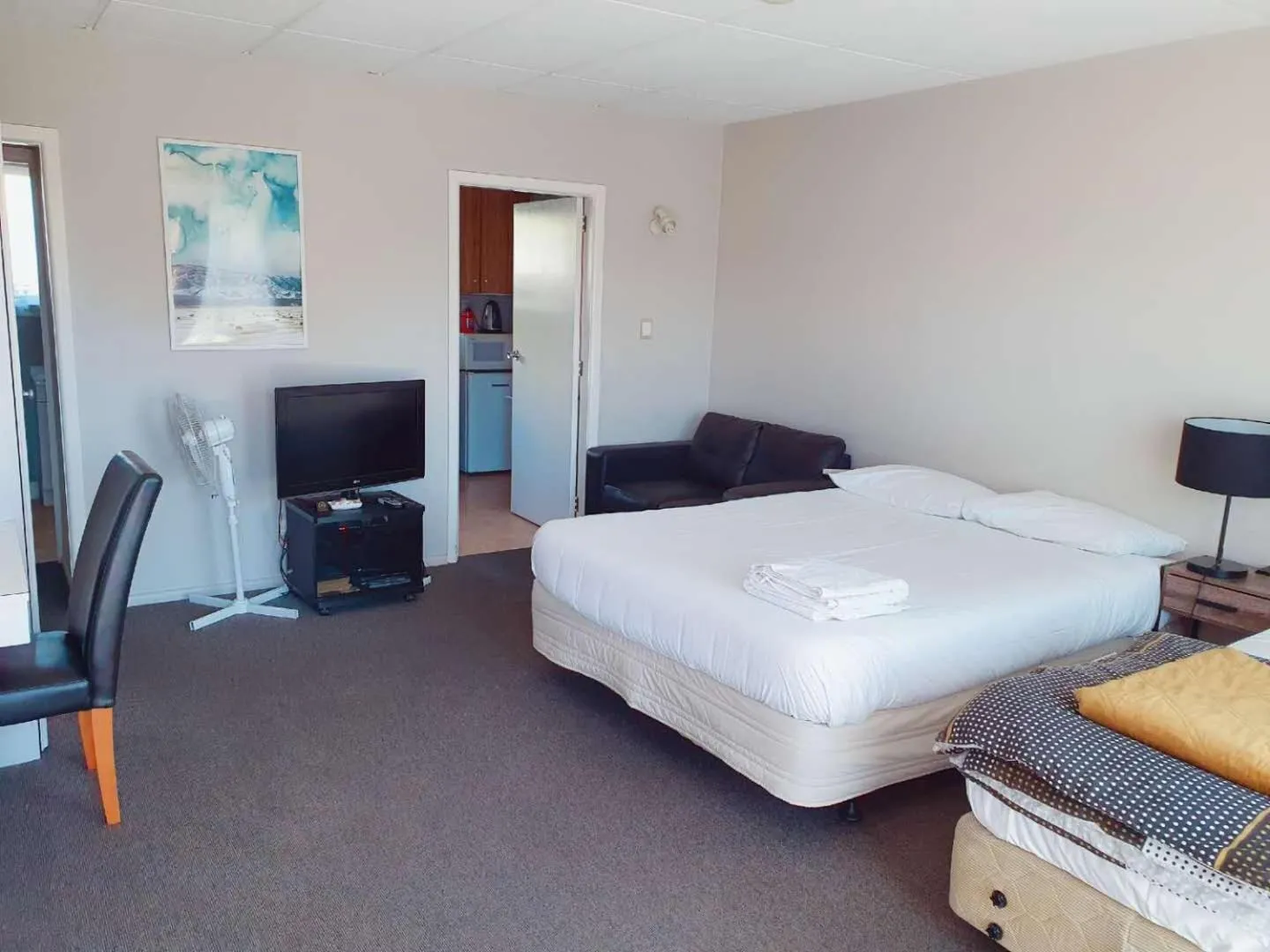 Bed in Classique Lodge Motel