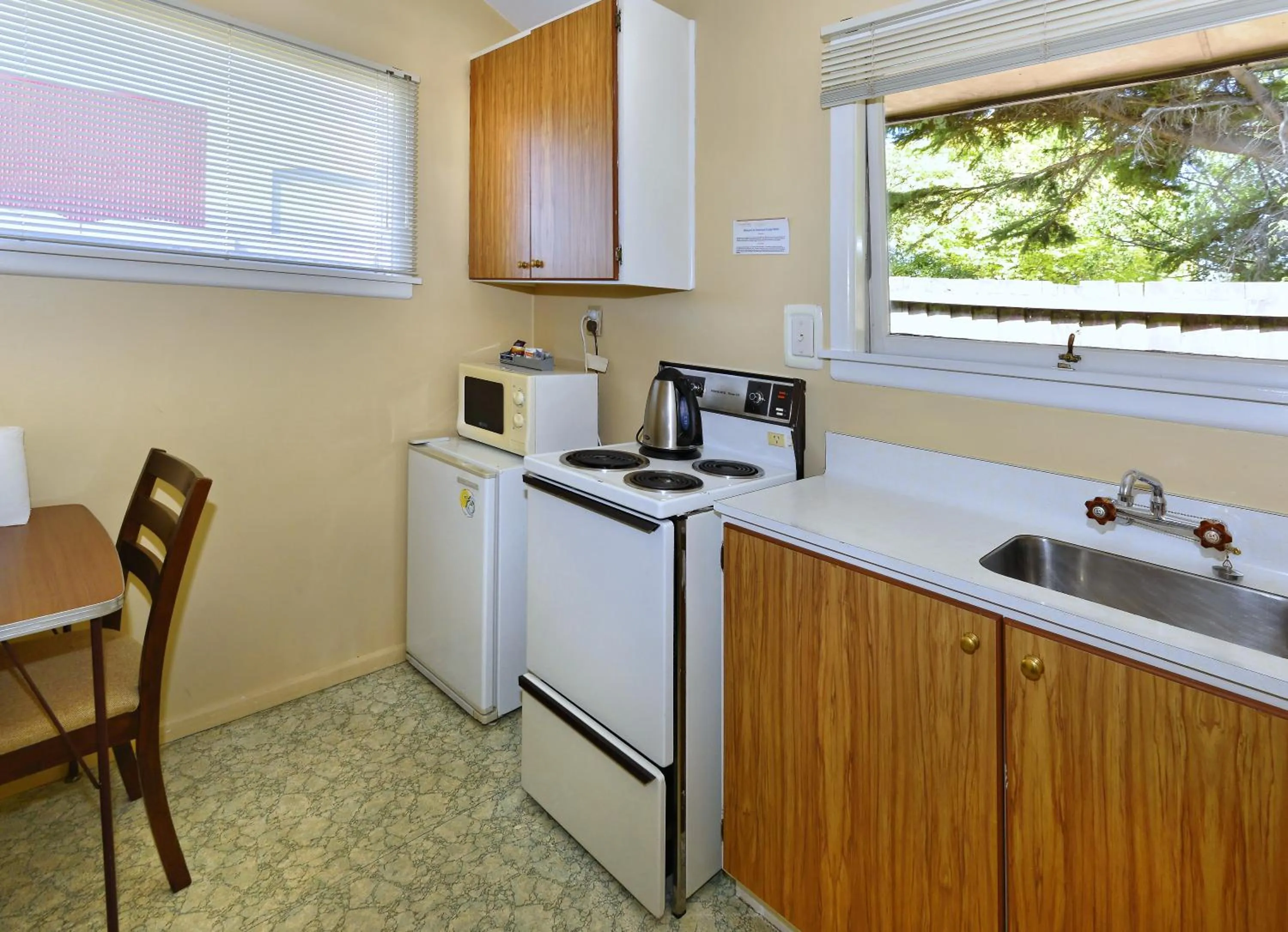 Kitchen or kitchenette in Classique Lodge Motel