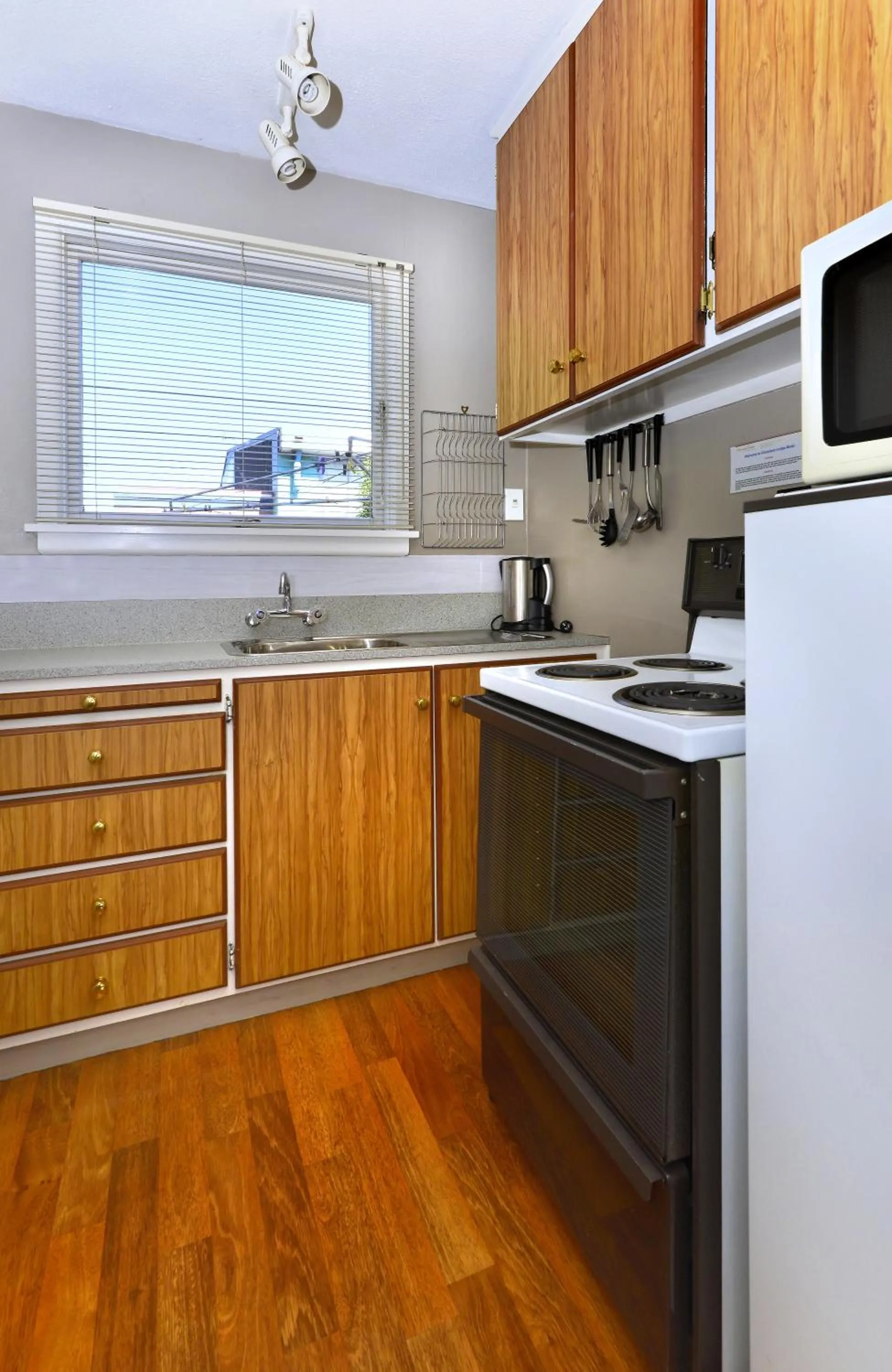 Kitchen or kitchenette in Classique Lodge Motel
