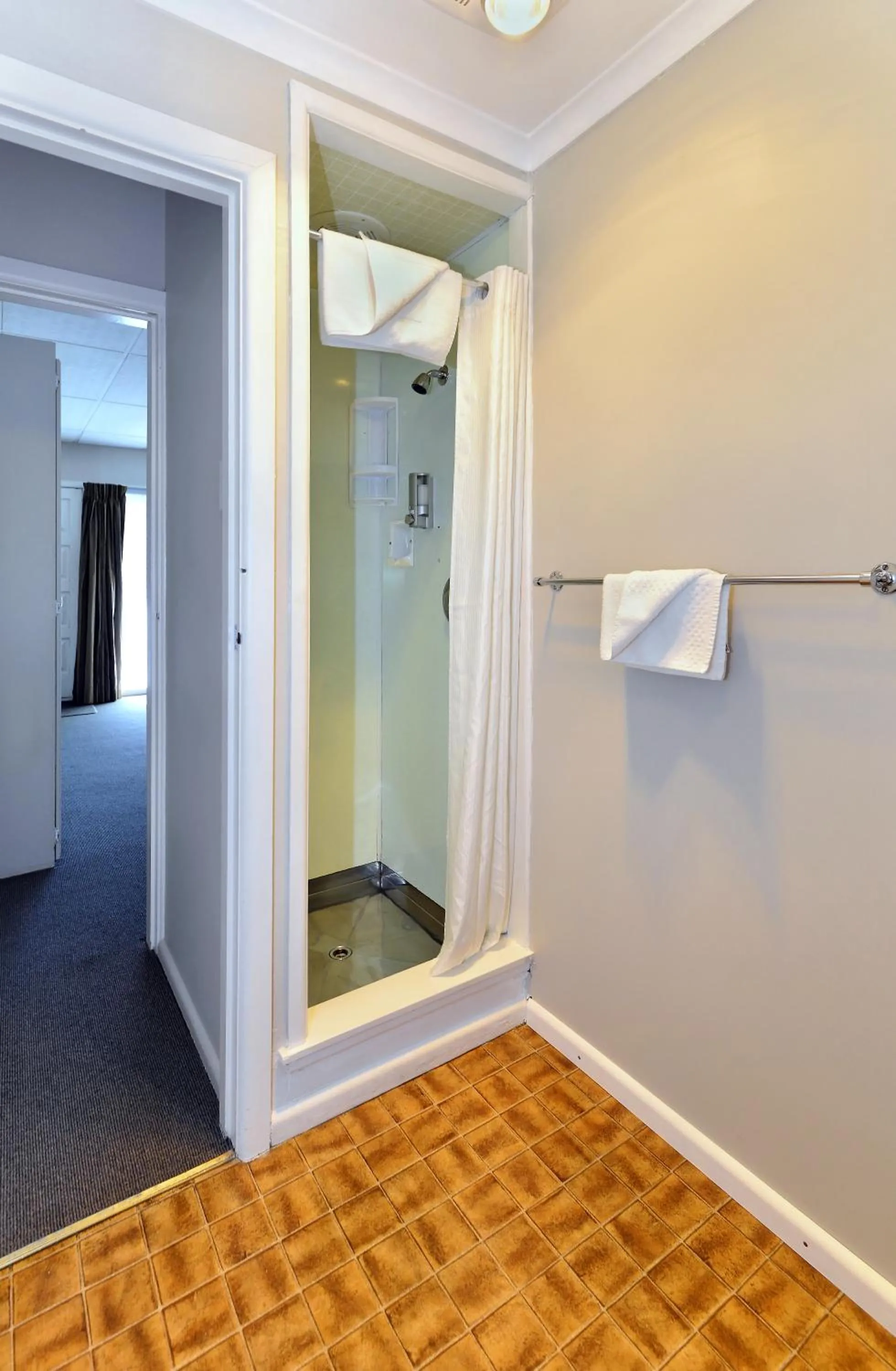 Shower in Classique Lodge Motel