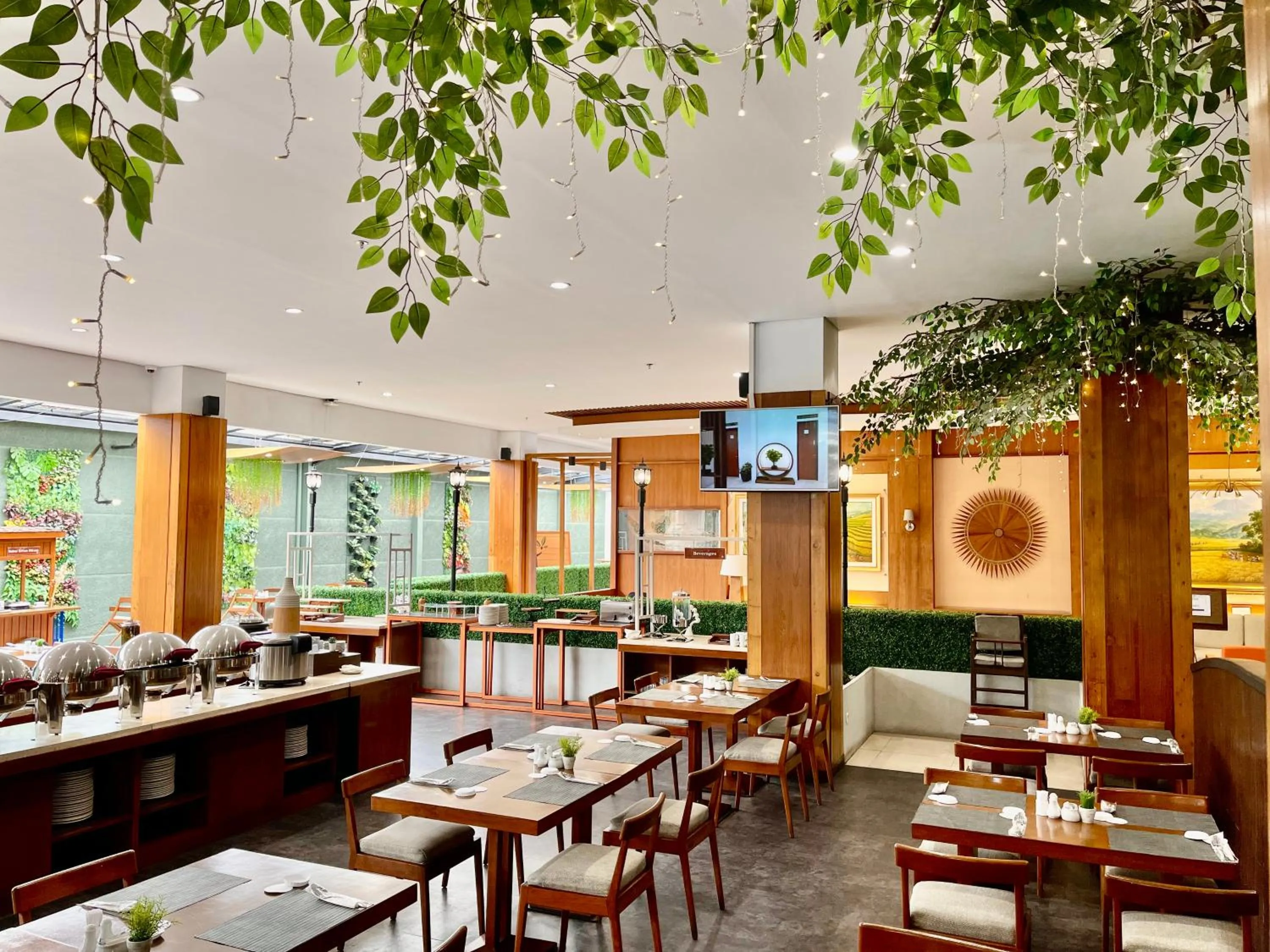 Restaurant/places to eat in Hemangini Hotel Bandung