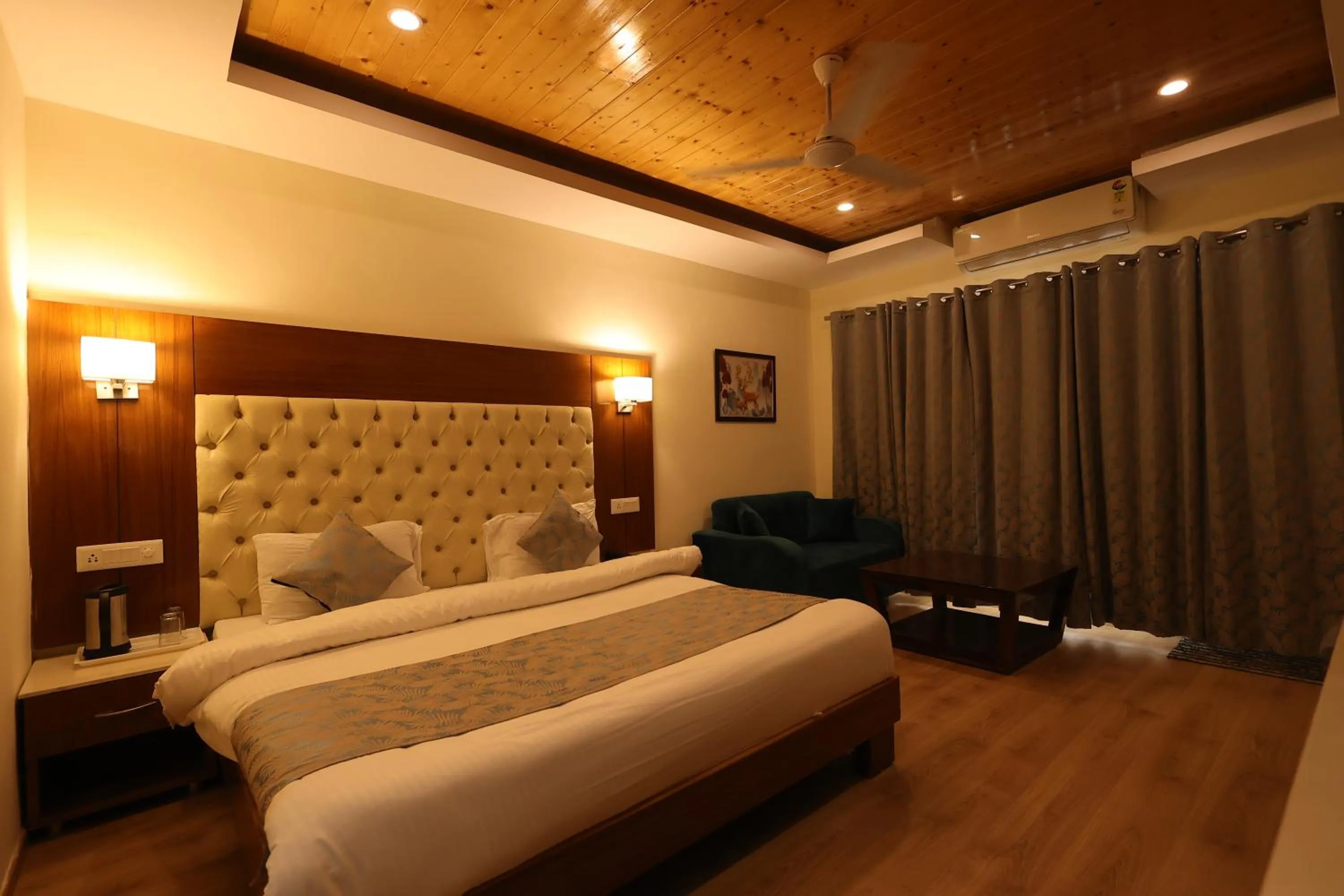 Bedroom, Bed in Riverside Resorts
