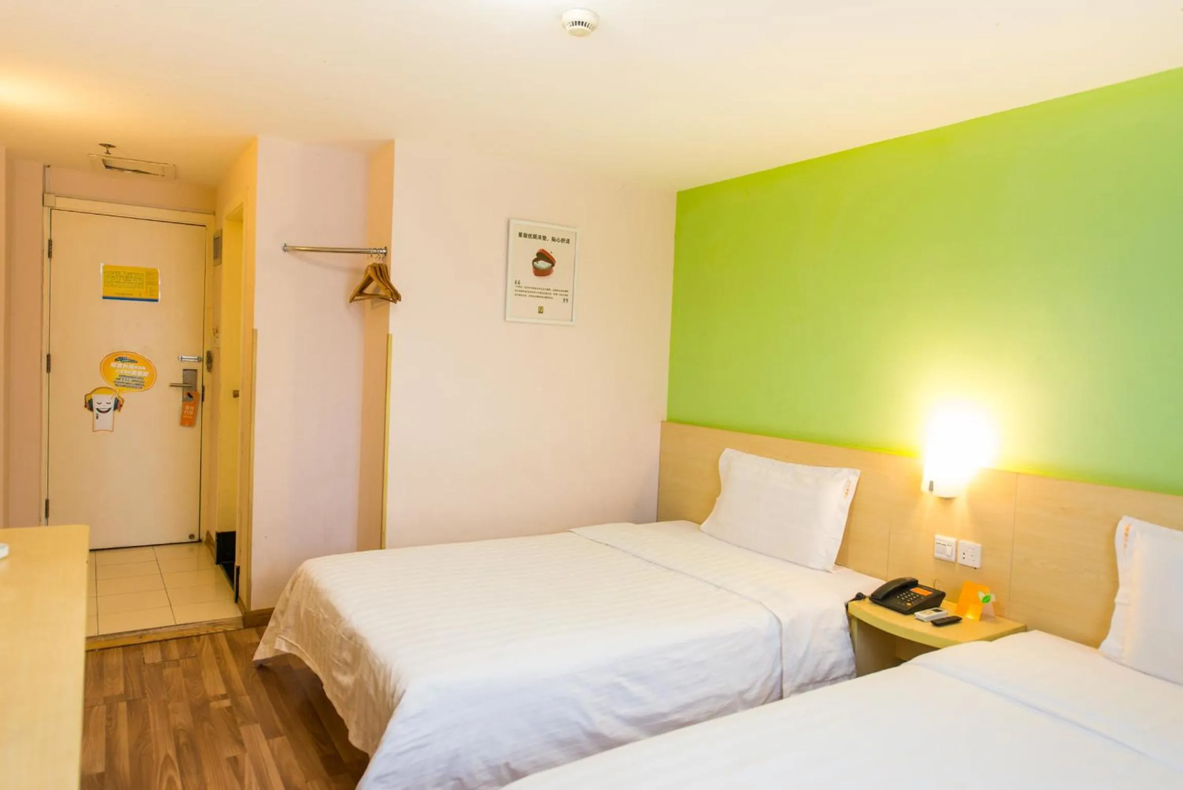 Photo of the whole room, Bed in 7Days Inn Changshou Road Subway station