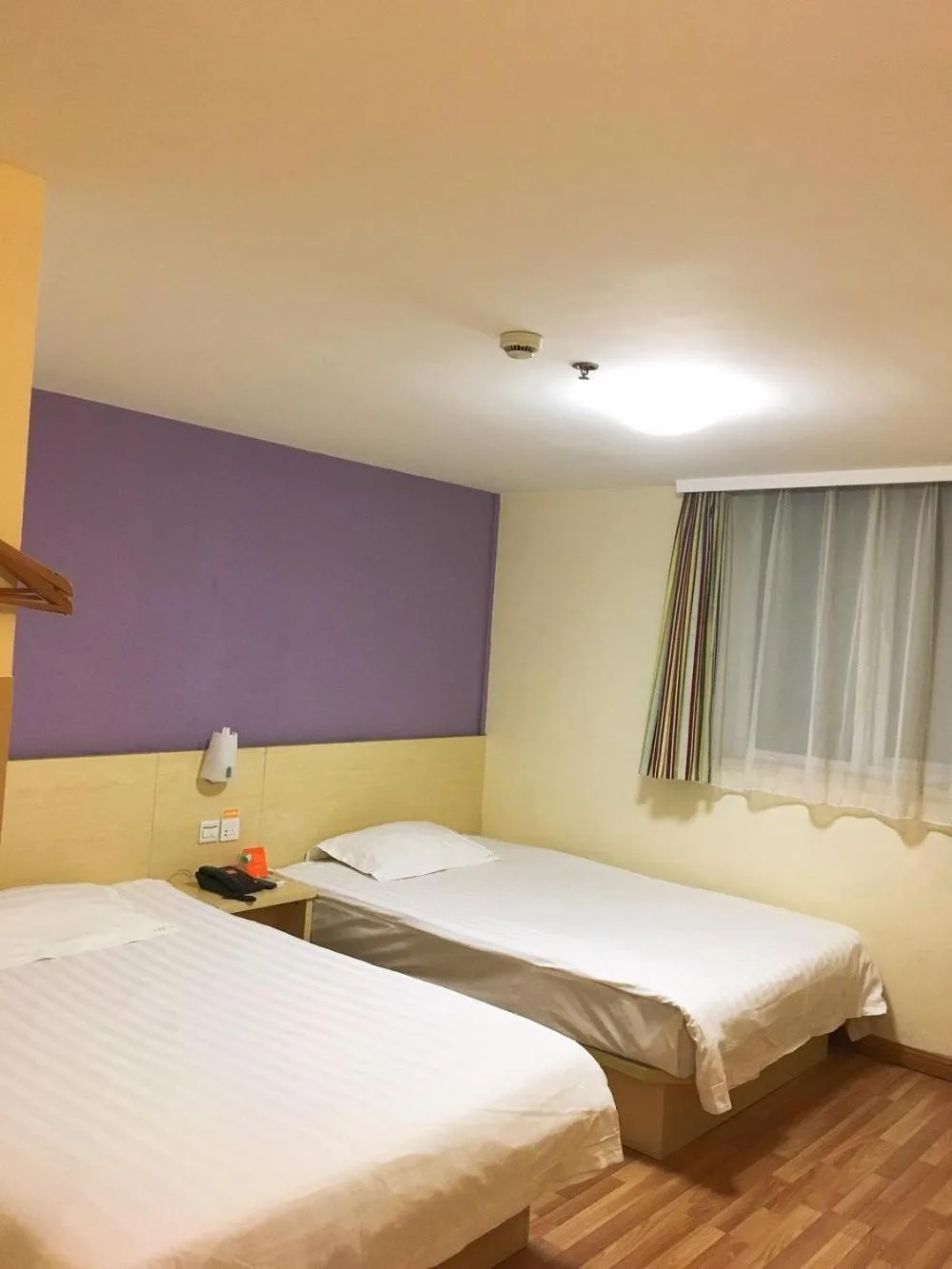 Bed in 7Days Inn Changshou Road Subway station