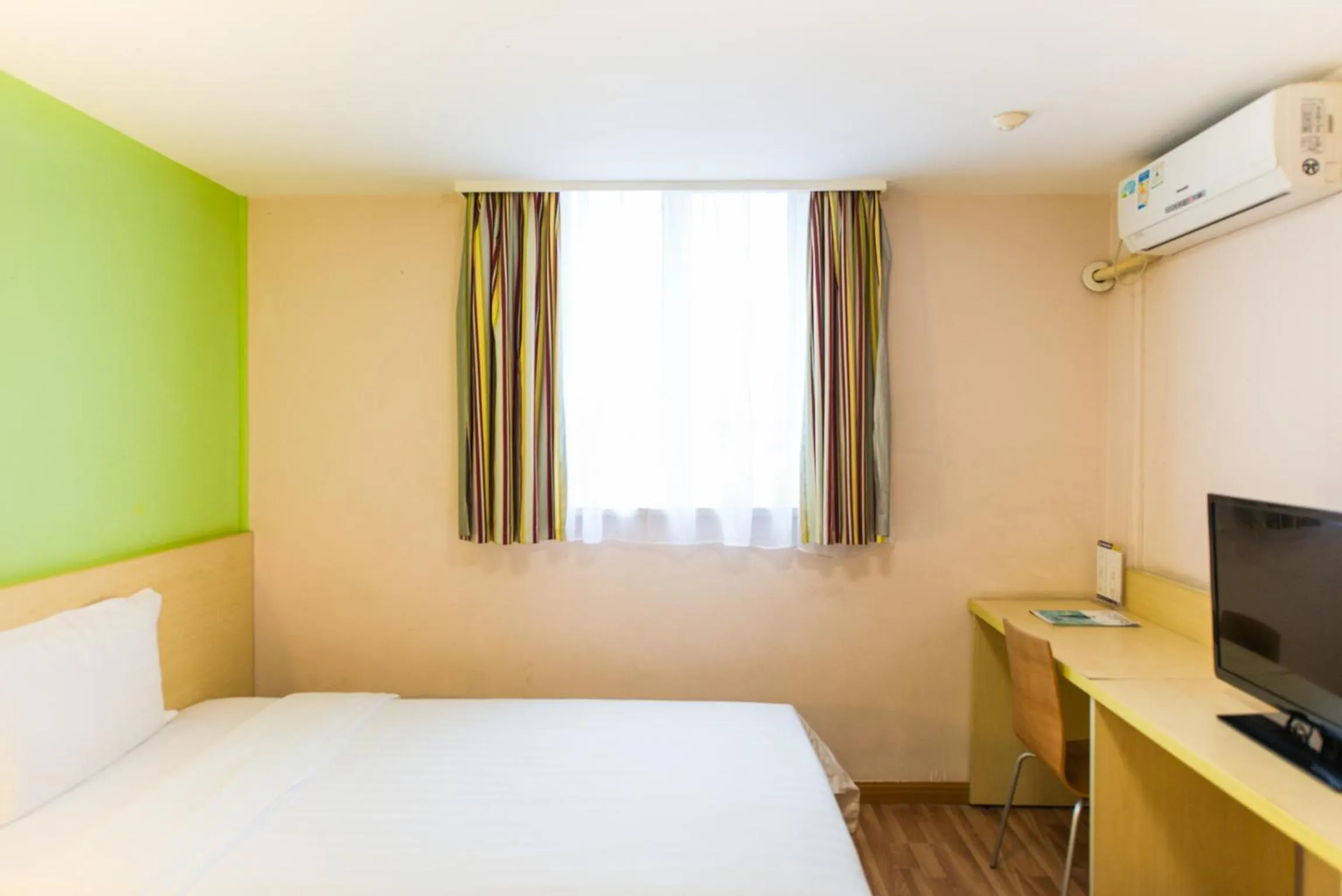 Photo of the whole room, Bed in 7Days Inn Changshou Road Subway station