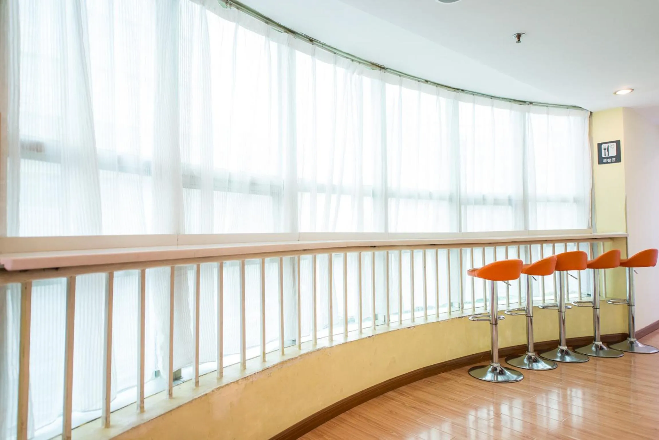 Seating area in 7Days Inn Changshou Road Subway station