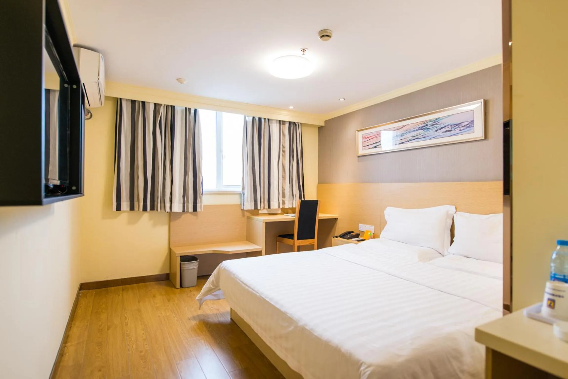 Photo of the whole room, Bed in 7Days Inn Changshou Road Subway station