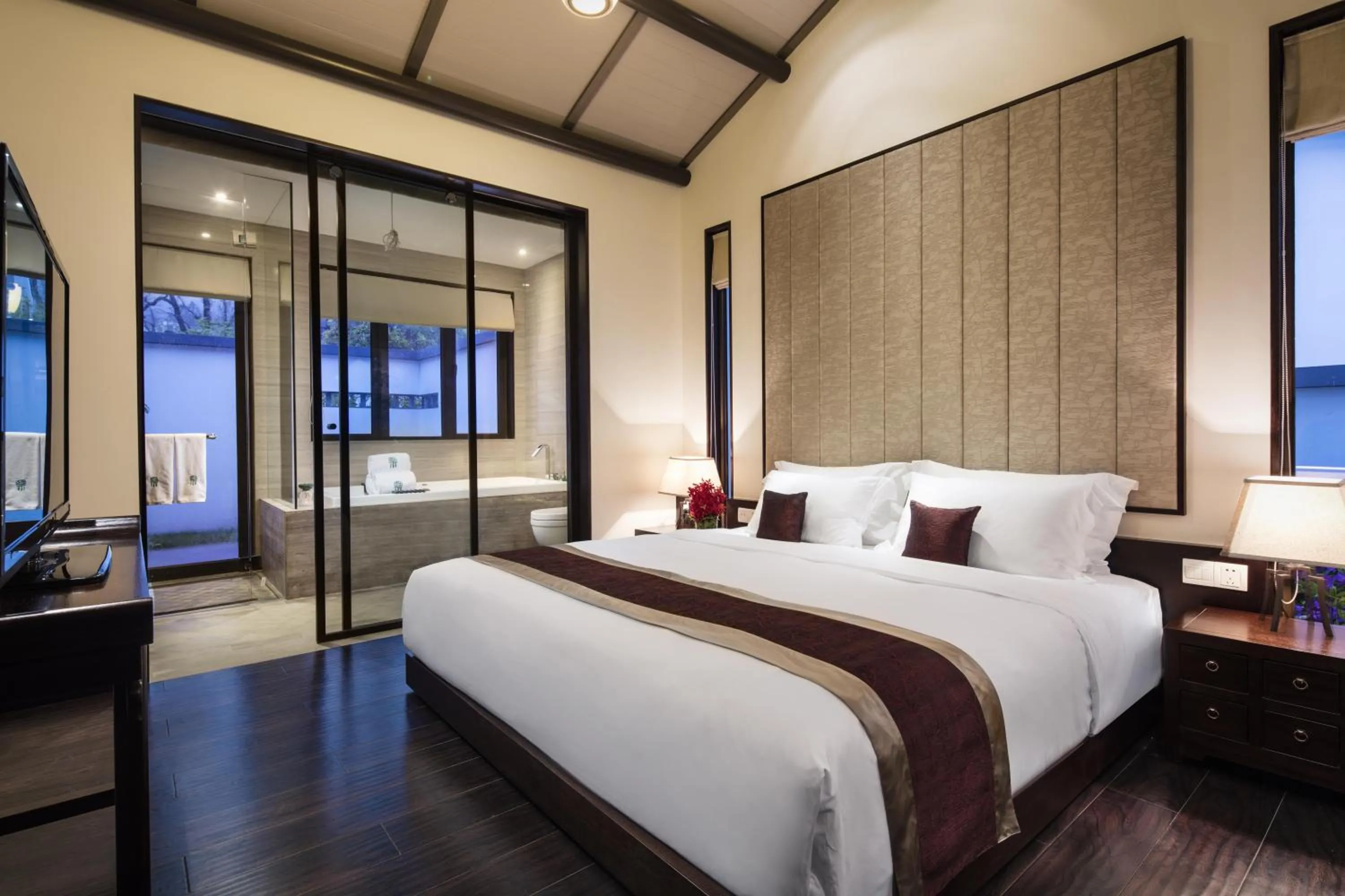 Photo of the whole room, Bed in Banyan Tree Huangshan