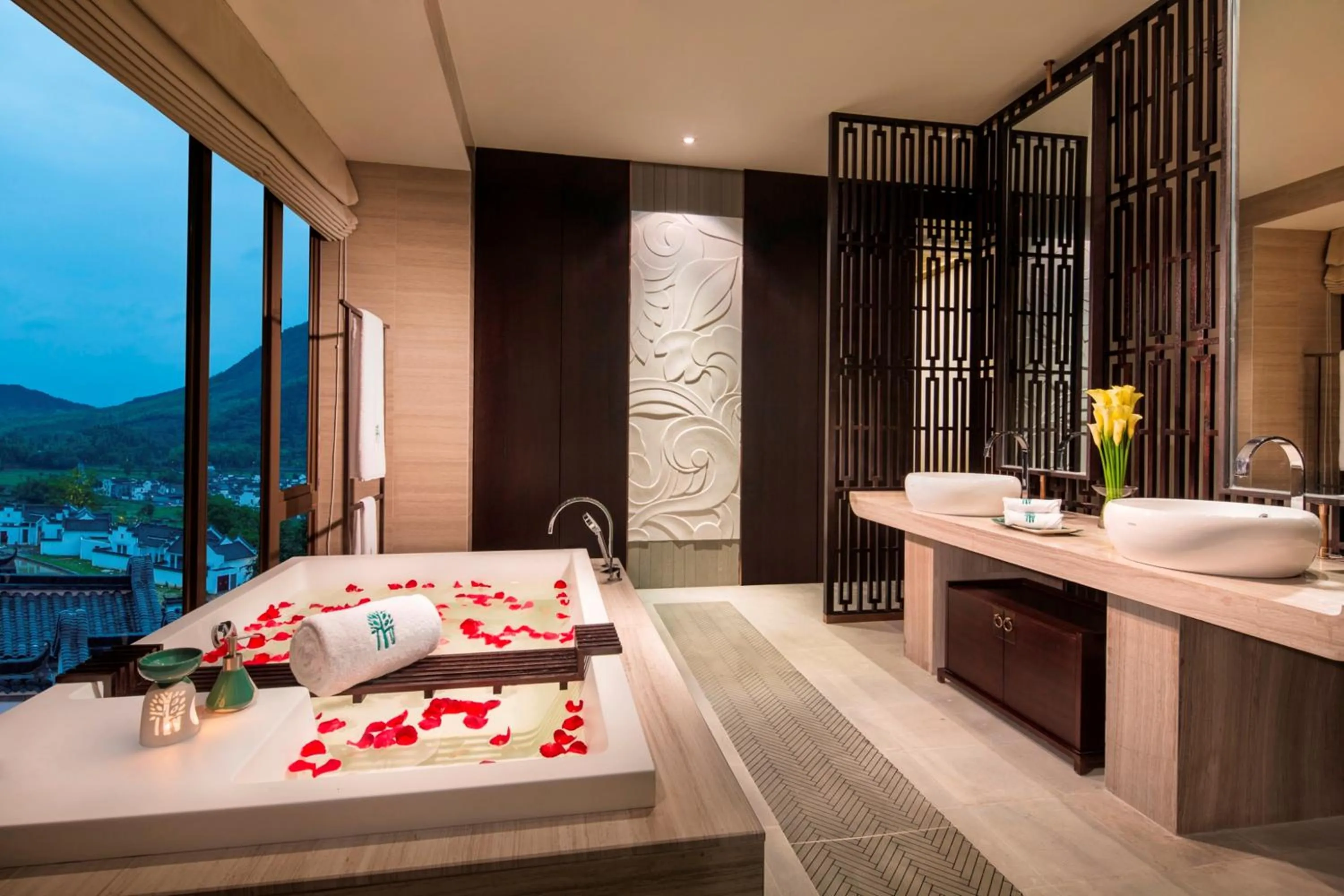 Shower, Bed in Banyan Tree Huangshan