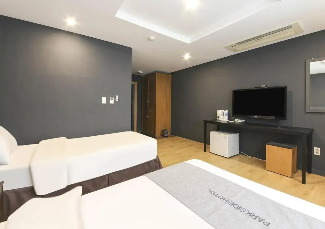 Deluxe Twin Room in Jeju Parkside Tourist Hotel Deluxe Twin Room in Jeju Parkside Tourist Hotel