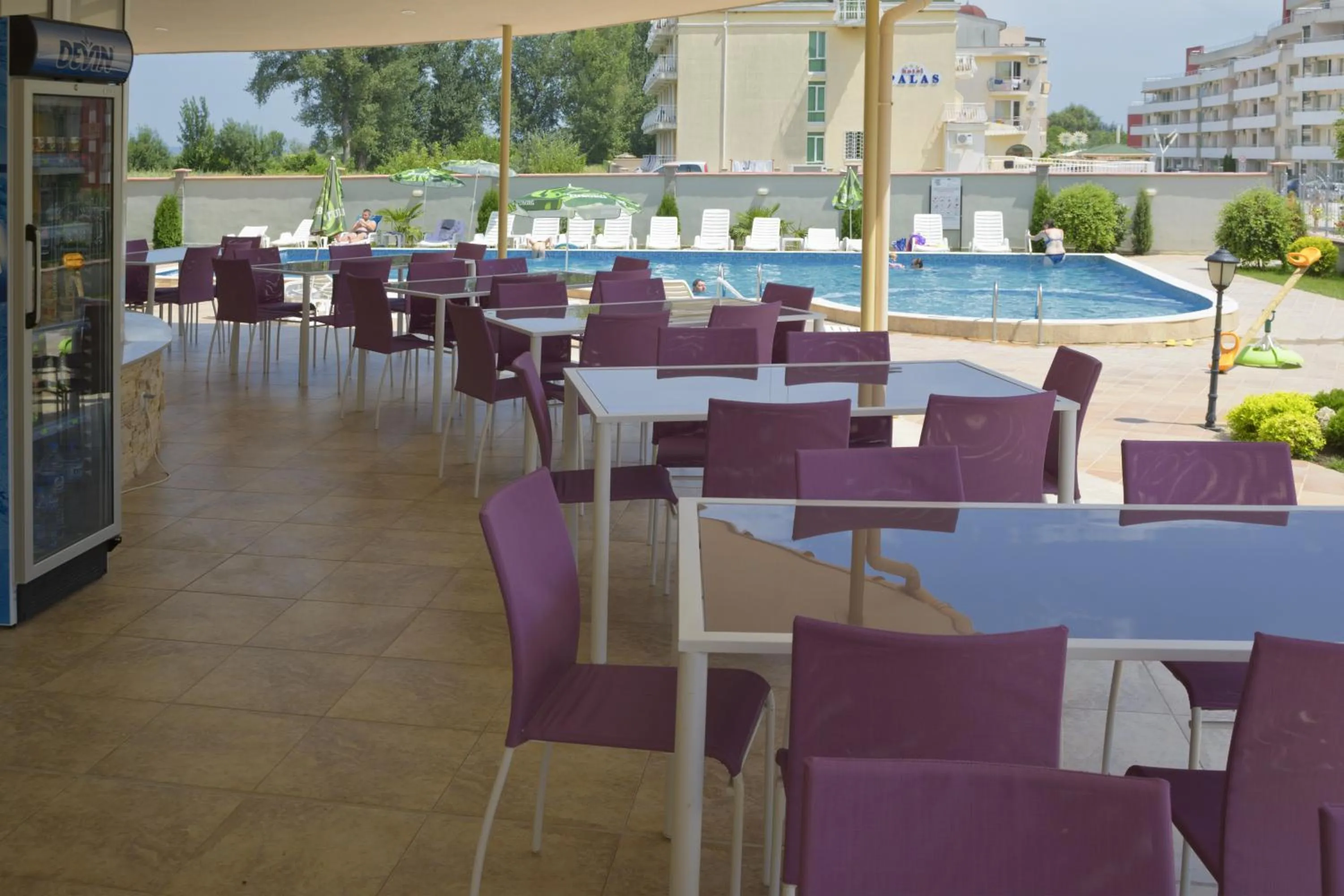 Restaurant/places to eat in Hotel Belle View