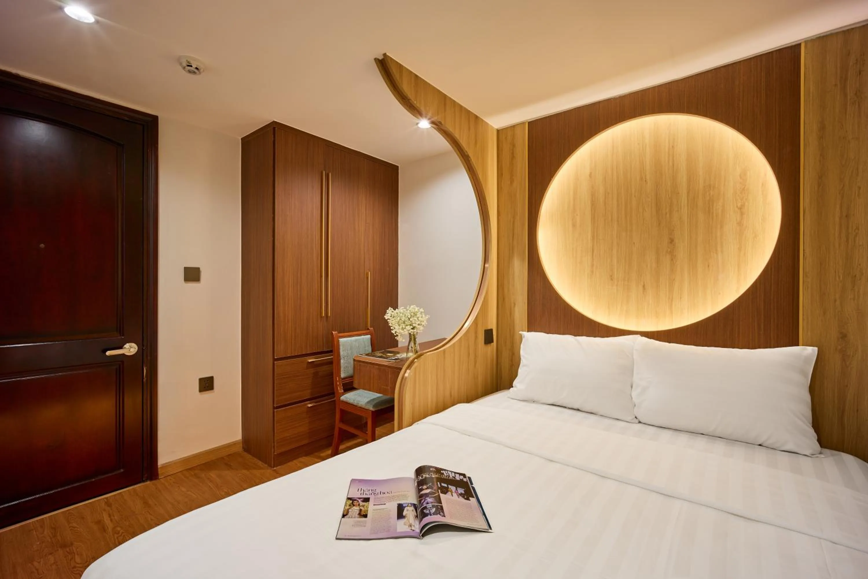 Photo of the whole room, Bed in Elite Luxury Hotel