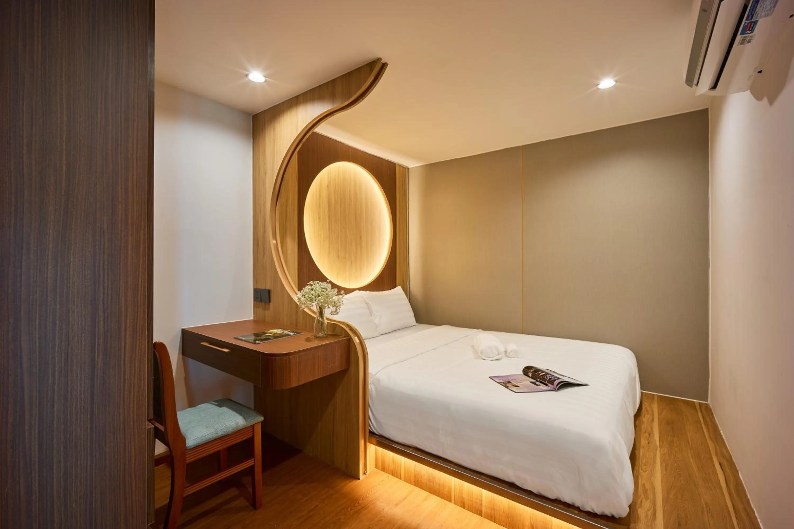 Photo of the whole room, Bed in Elite Luxury Hotel