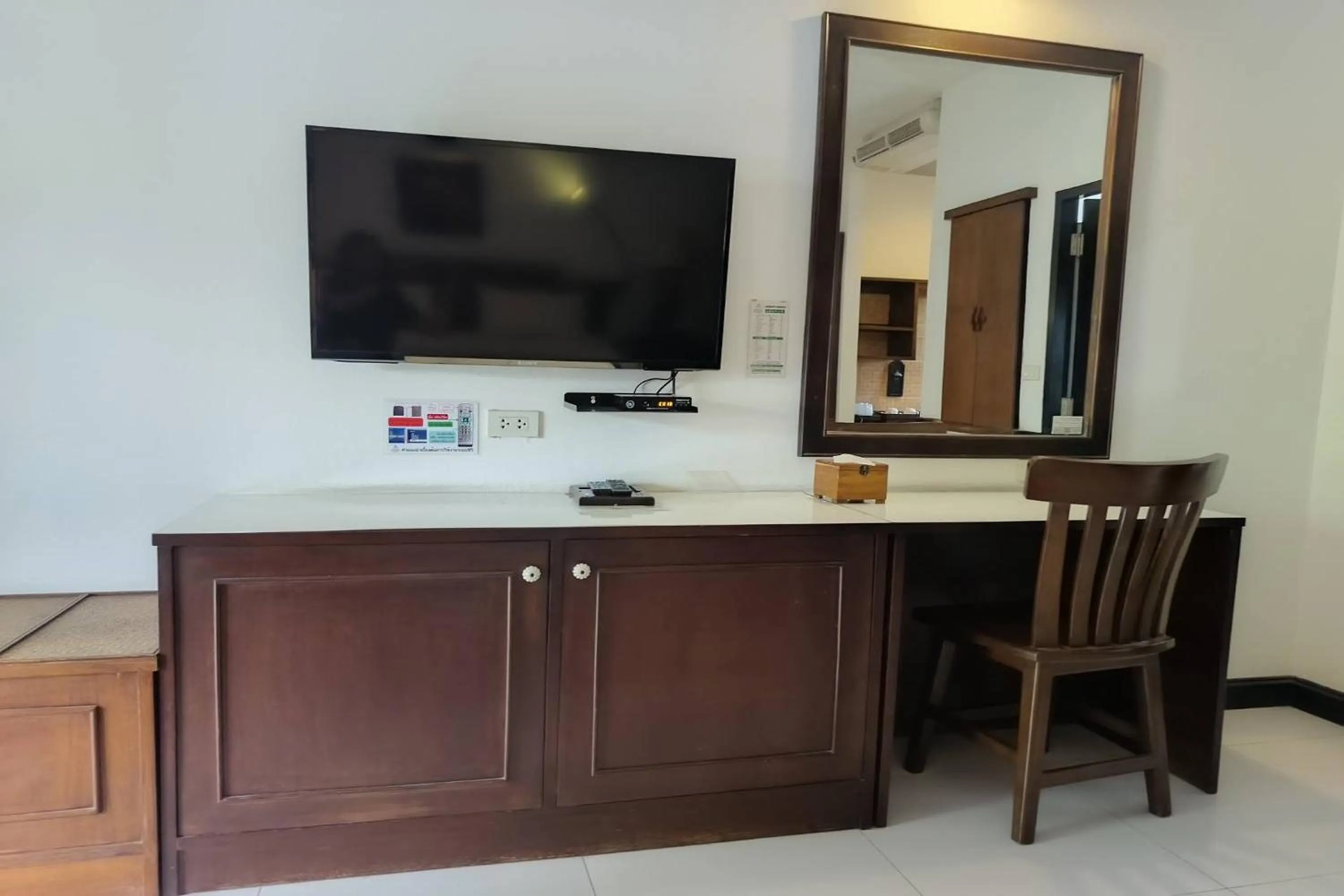 TV and multimedia in Baan Orawee Boutique Hotel