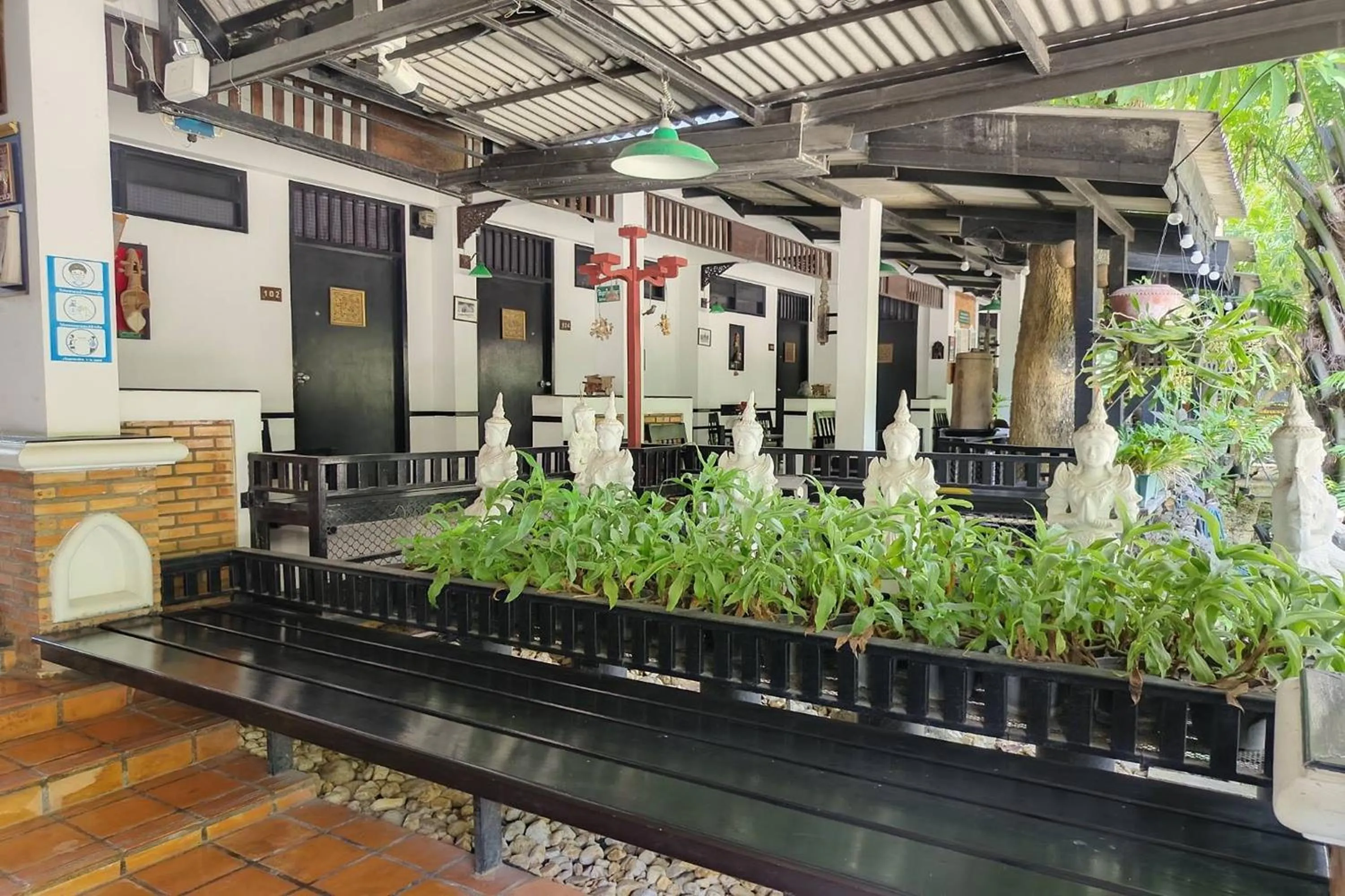 Restaurant/places to eat in Baan Orawee Boutique Hotel