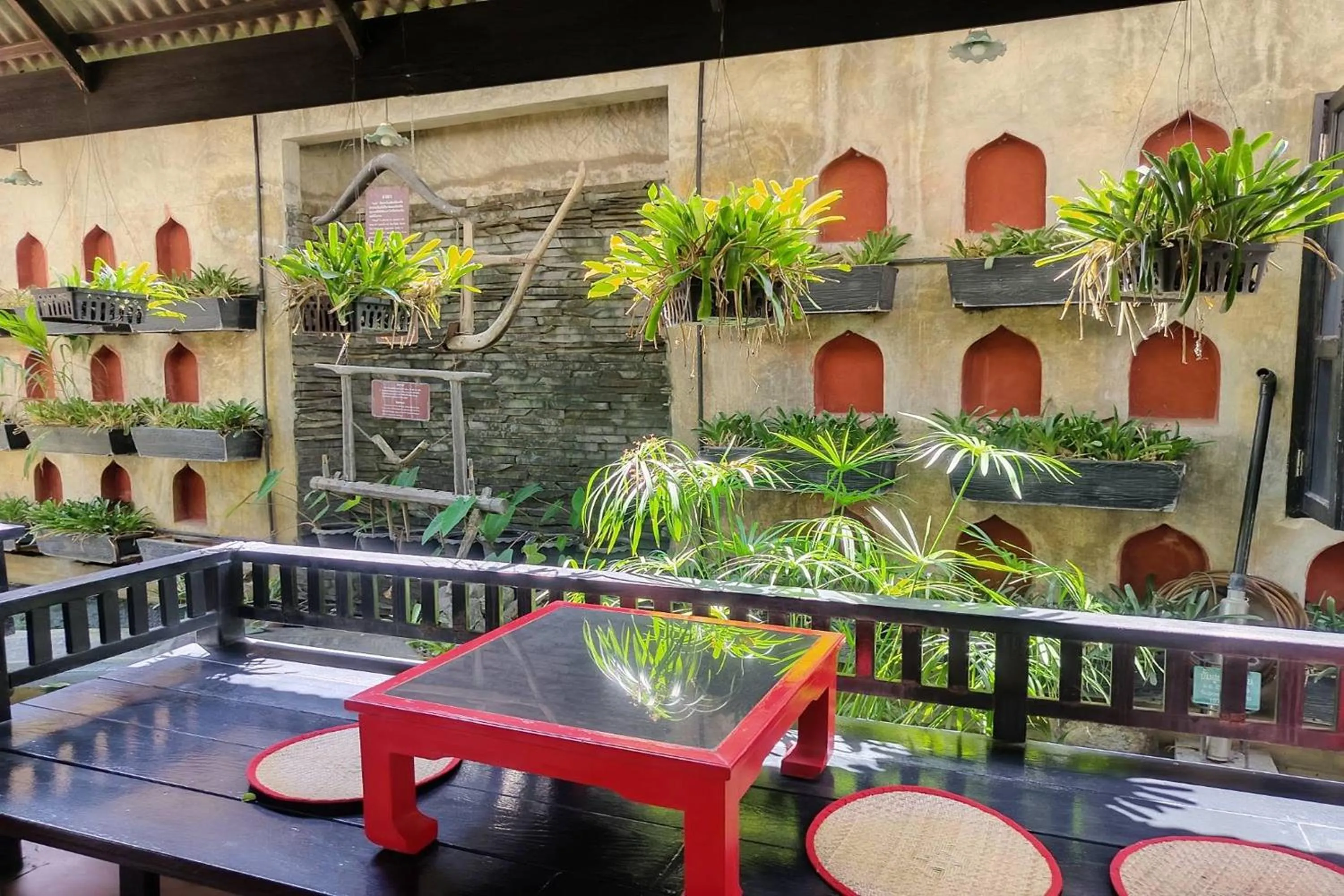 Restaurant/places to eat in Baan Orawee Boutique Hotel