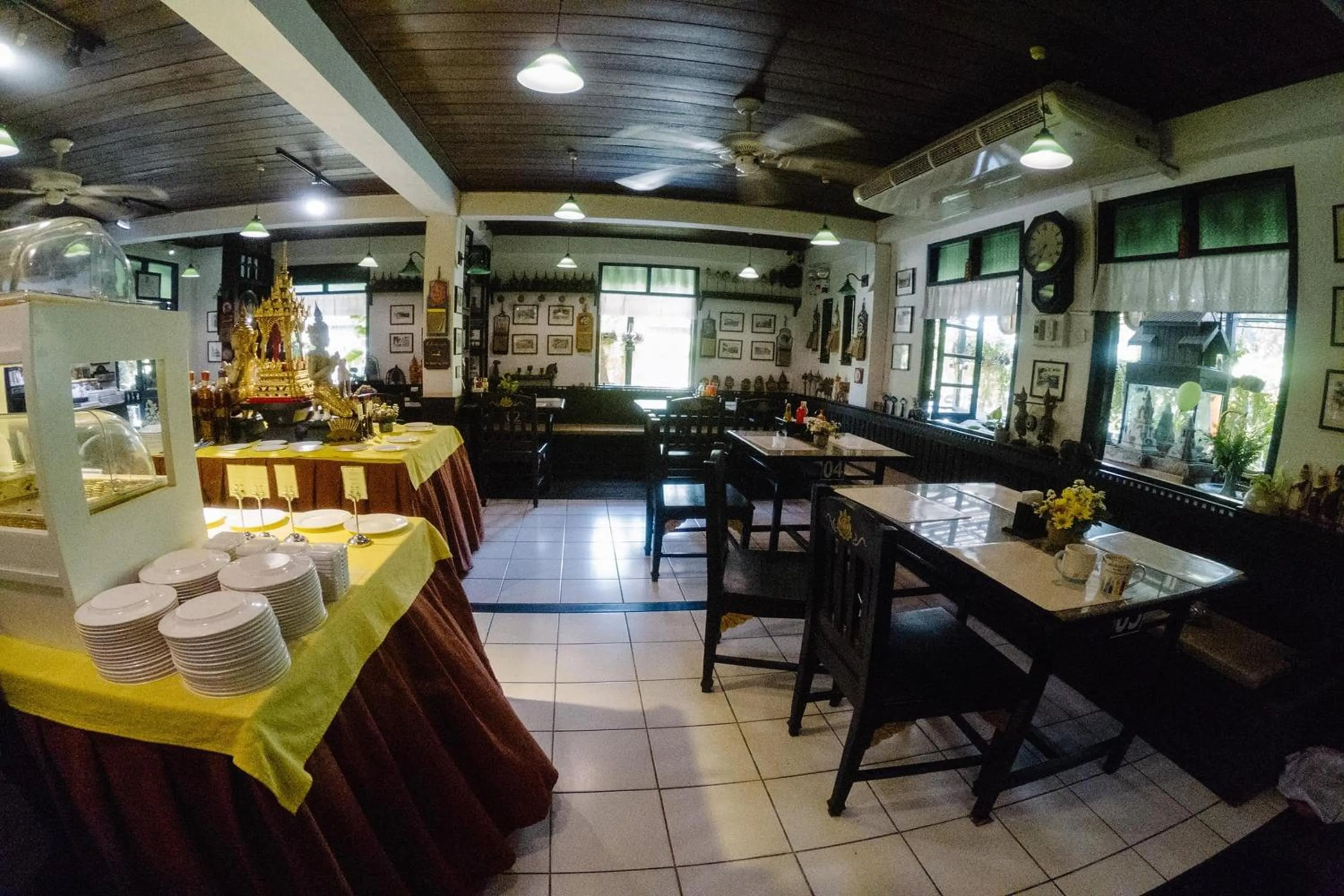 Restaurant/places to eat in Baan Orawee Boutique Hotel