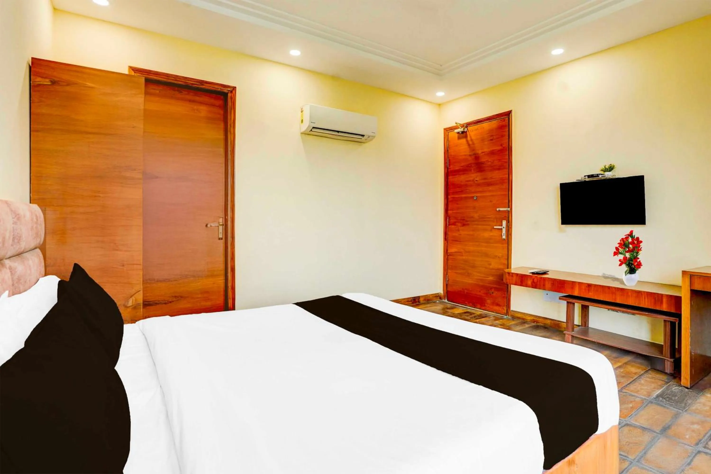 Bedroom, Bed in Townhouse Oak Sector 47 Near Medanta